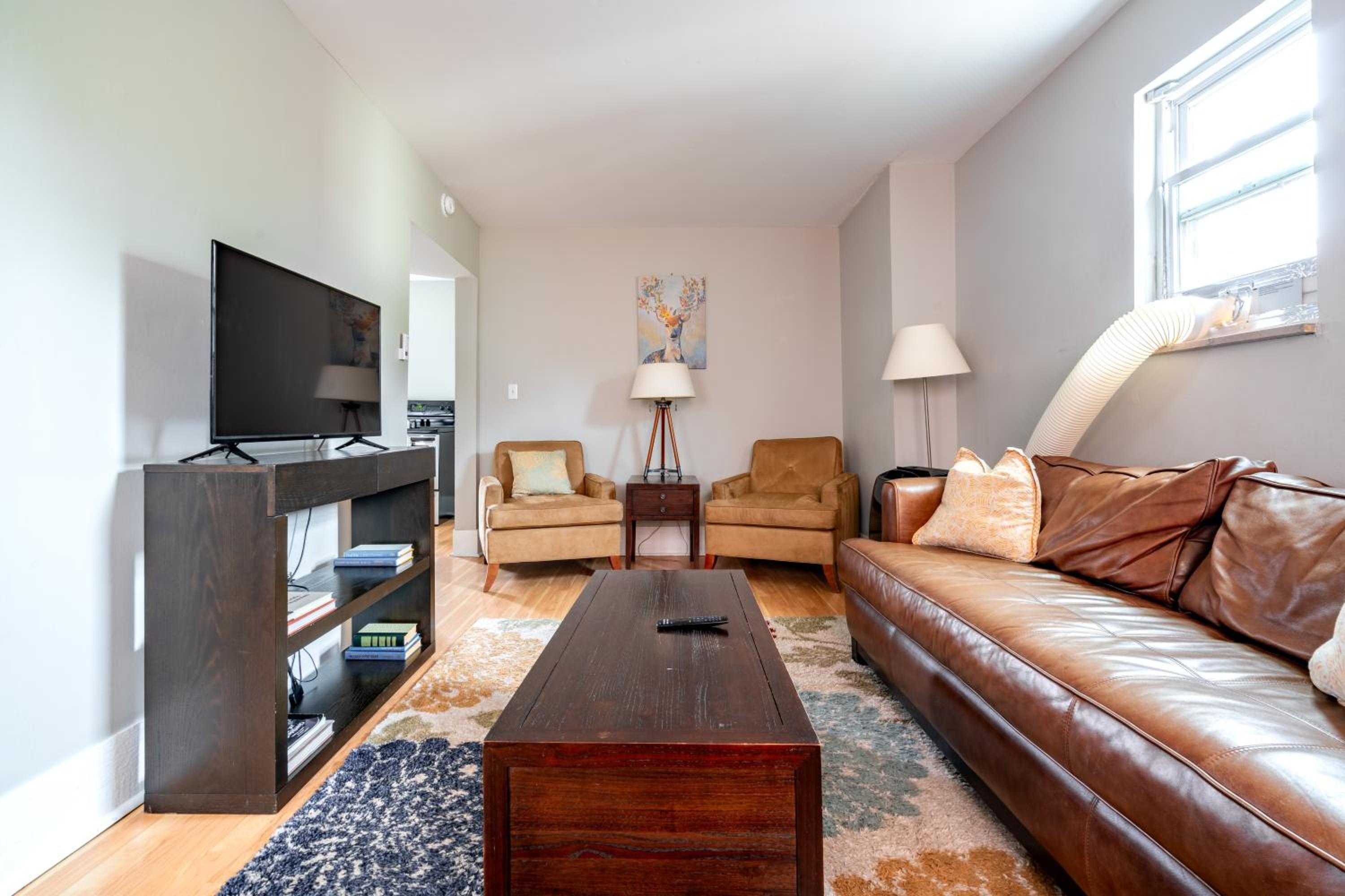 Jungle House Columbus Short North Downtown Free Parking - Steps to Convention Center & Nationwide Arena - 2BR Luxury Home - Sleeps 12 - Over 5,800 Five Sta