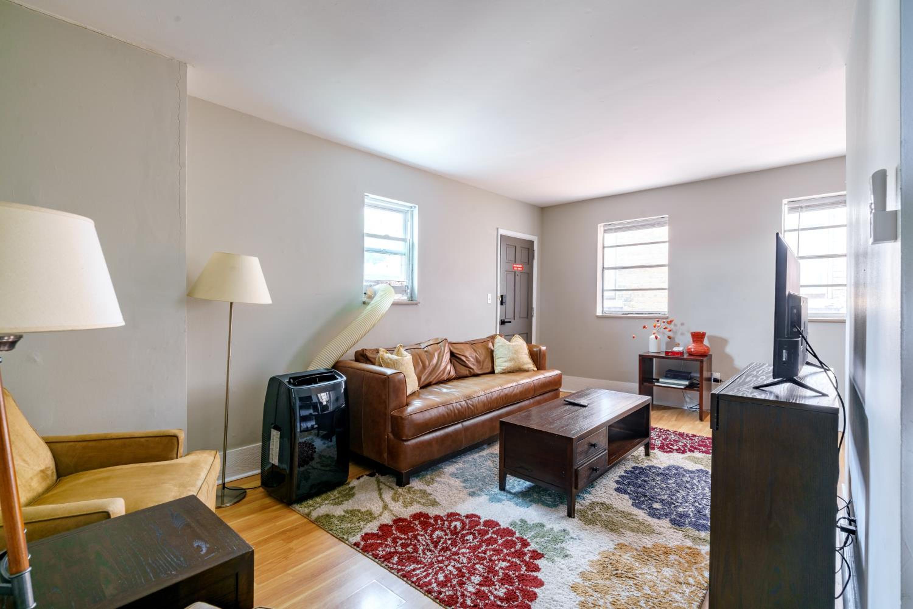 Jungle House Columbus Short North Downtown Free Parking - Steps to Convention Center & Nationwide Arena - 2BR Luxury Home - Sleeps 12 - Over 5,800 Five Sta