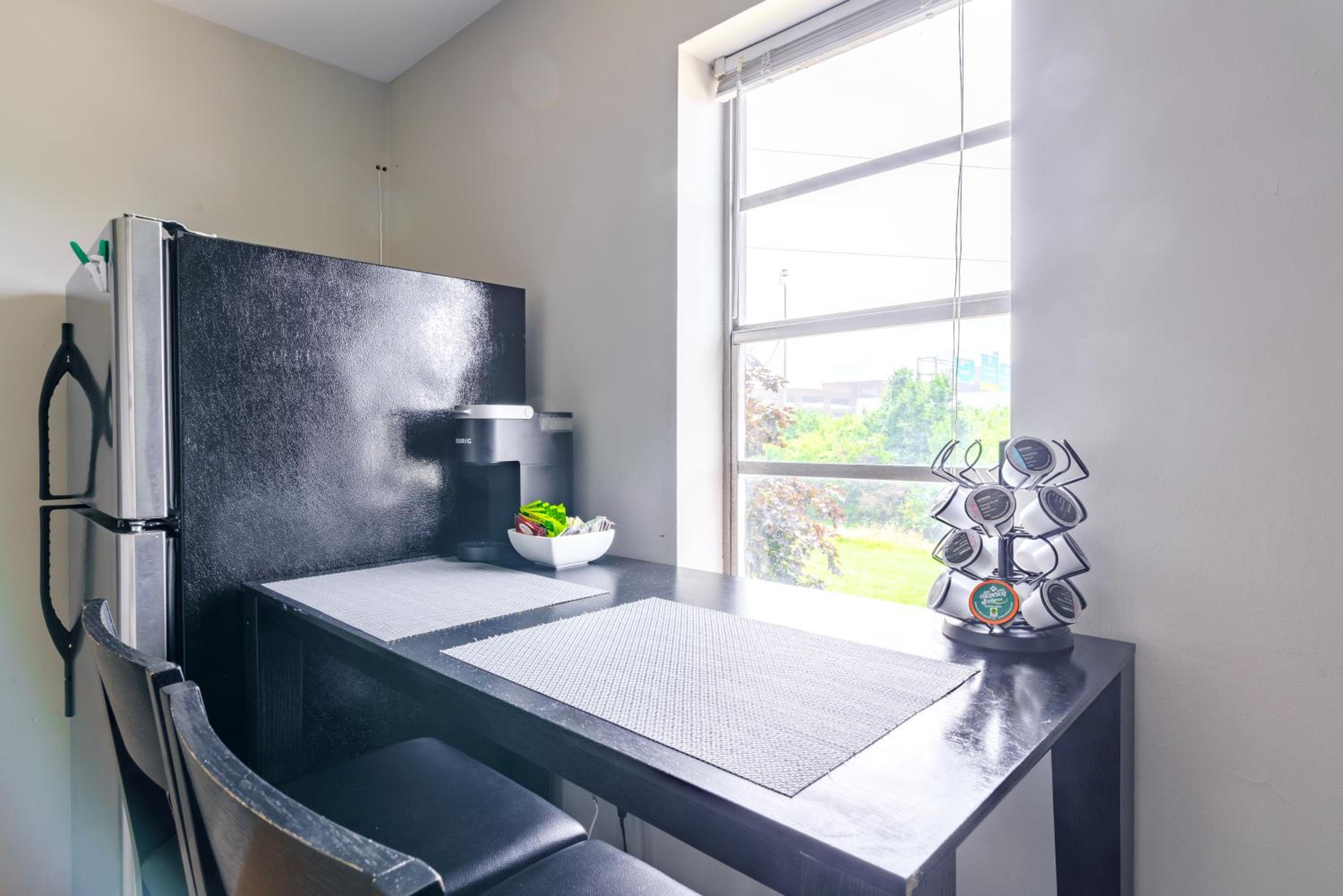 Jungle House Columbus Short North Downtown Free Parking - Steps to Convention Center & Nationwide Arena - 2BR Luxury Home - Sleeps 12 - Over 5,800 Five Sta