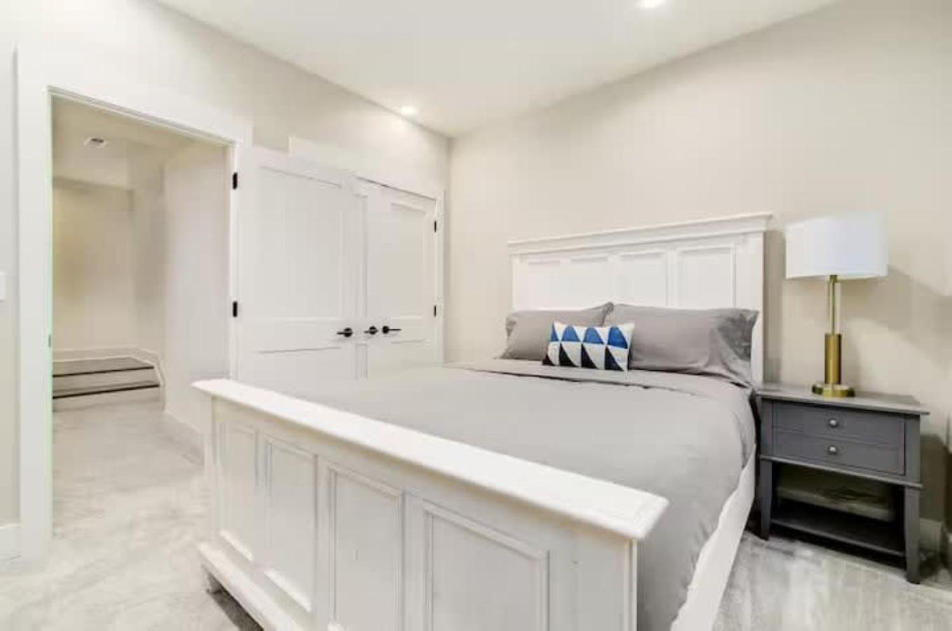 Jungle House Columbus Short North Downtown Free Parking - Near Convention Center & Nationwide Arena - 6BR Luxury Home - Sleeps 32 - Over 5,800 Five Star St