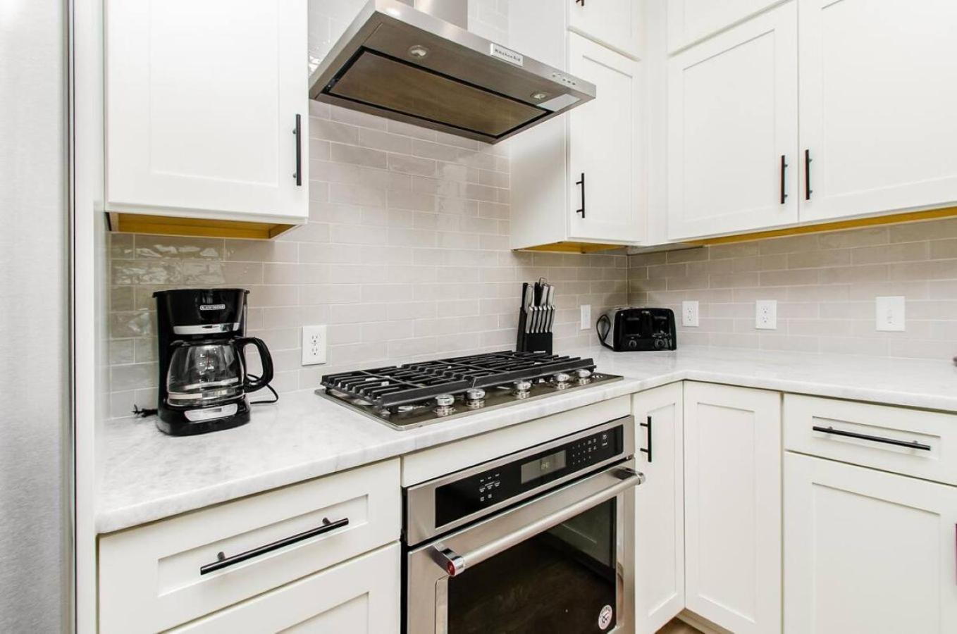 Jungle House Columbus Short North Downtown Free Parking - Near Convention Center & Nationwide Arena - 6BR Luxury Home - Sleeps 32 - Over 5,800 Five Star St