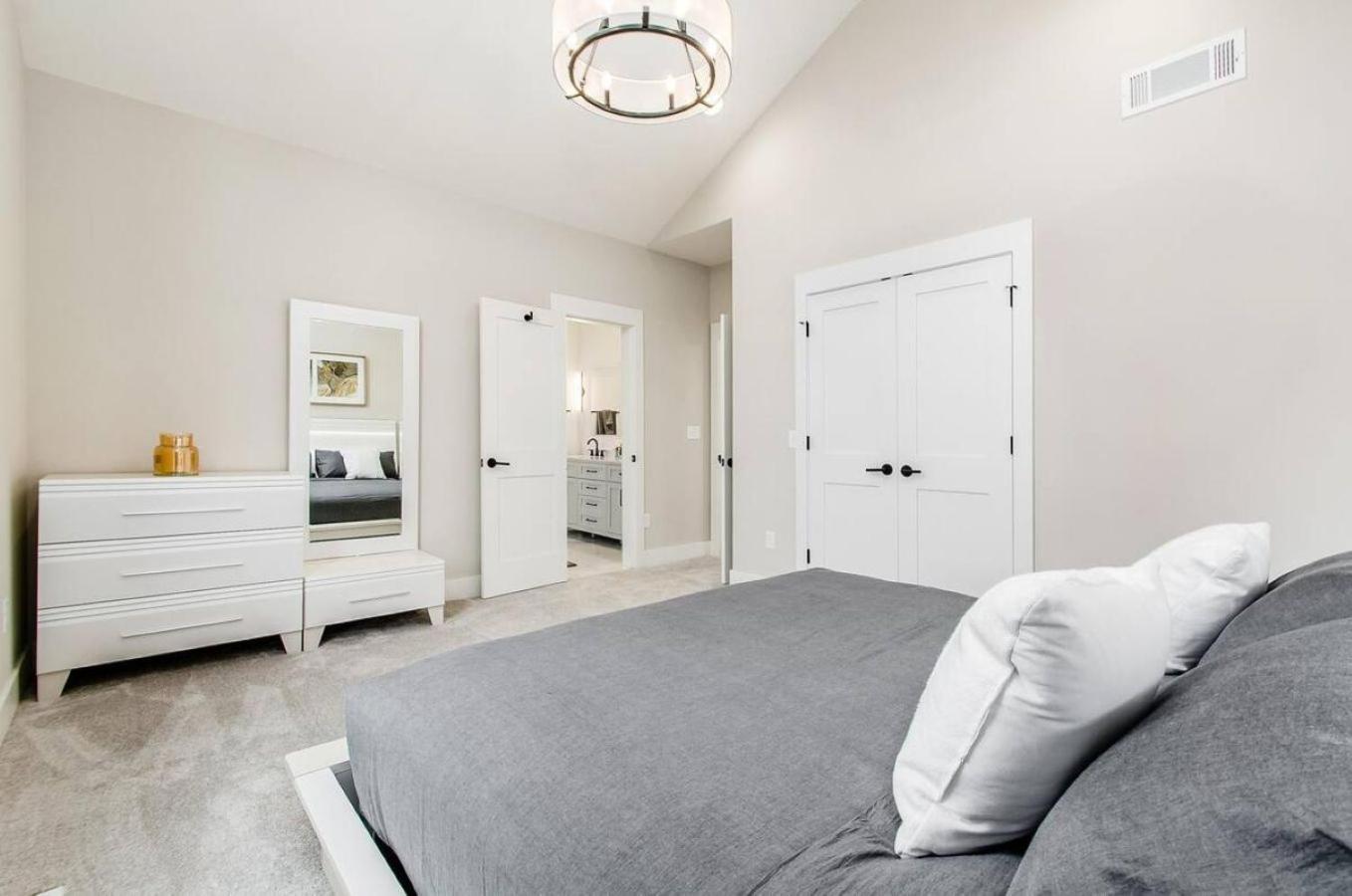 Jungle House Columbus Short North Downtown Free Parking - Near Convention Center & Nationwide Arena - 6BR Luxury Home - Sleeps 32 - Over 5,800 Five Star St