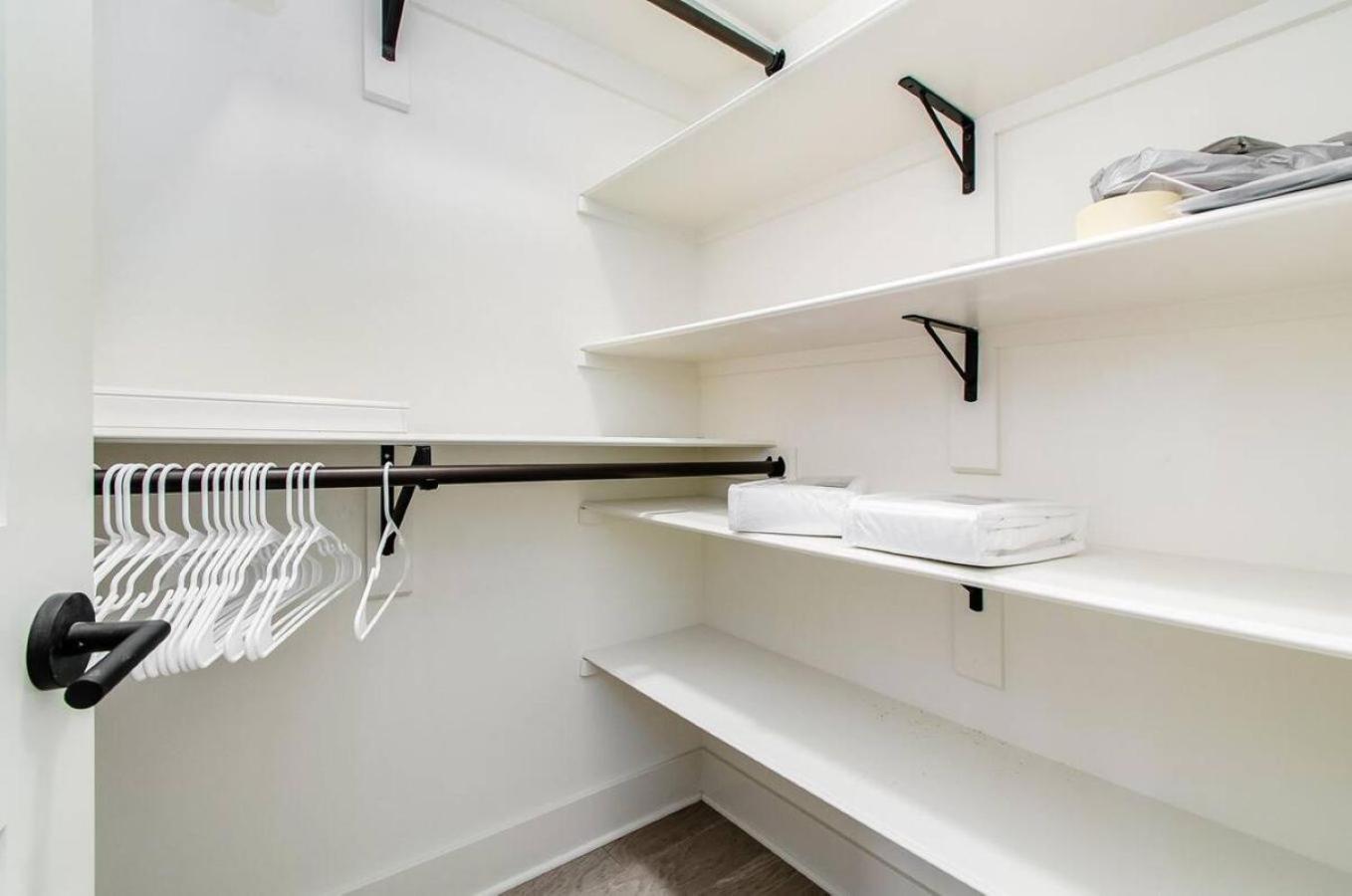 Jungle House Columbus Short North Downtown Free Parking - Near Convention Center & Nationwide Arena - 6BR Luxury Home - Sleeps 32 - Over 5,800 Five Star St