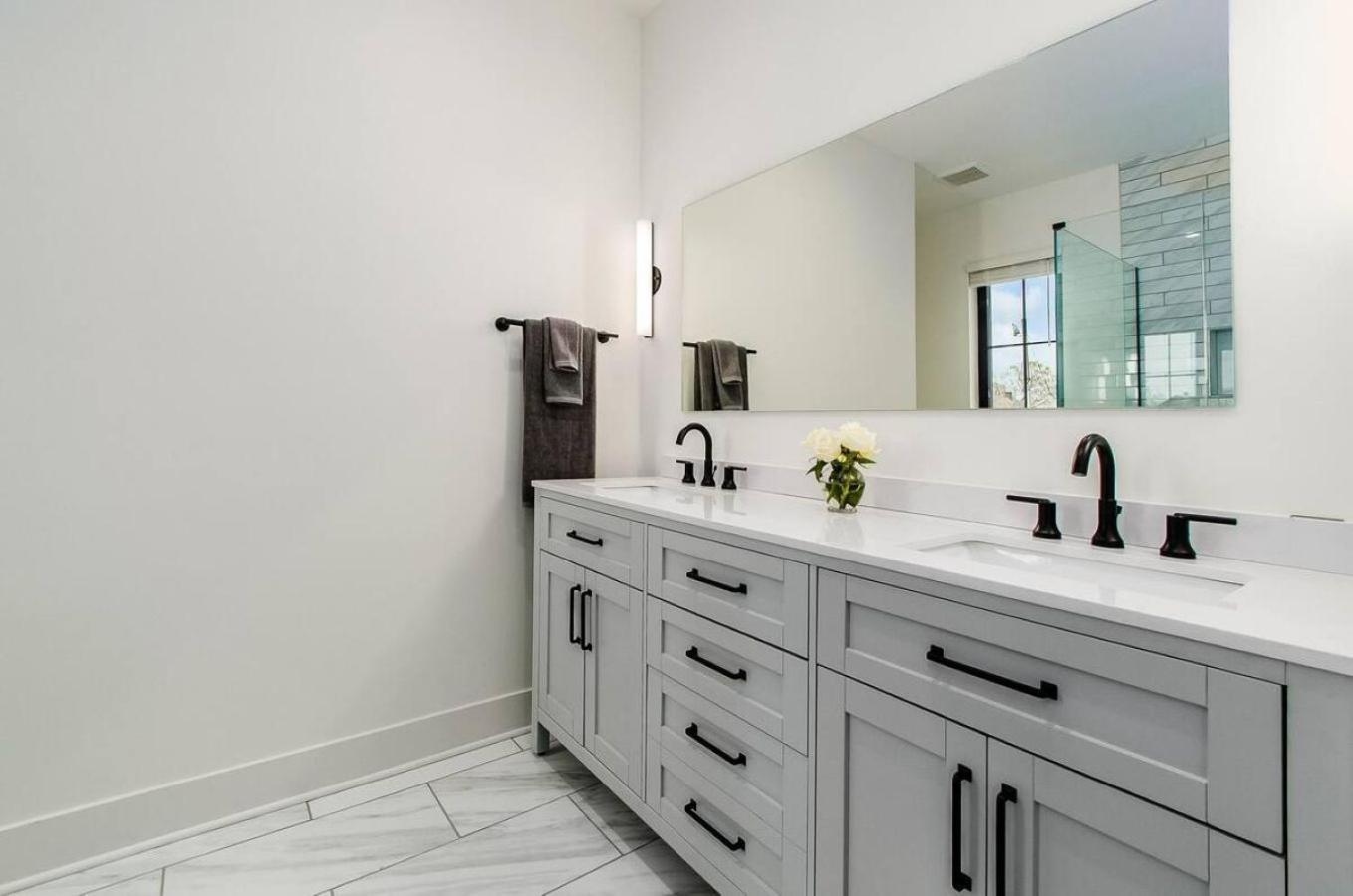 Jungle House Columbus Short North Downtown Free Parking - Near Convention Center & Nationwide Arena - 6BR Luxury Home - Sleeps 32 - Over 5,800 Five Star St