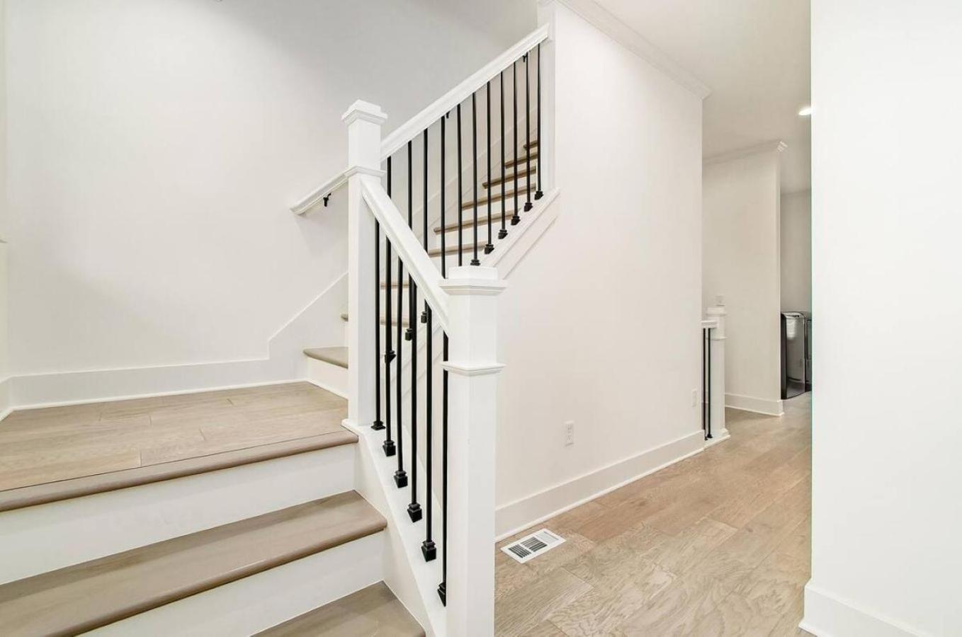 Jungle House Columbus Short North Downtown Free Parking - Near Convention Center & Nationwide Arena - 6BR Luxury Home - Sleeps 32 - Over 5,800 Five Star St