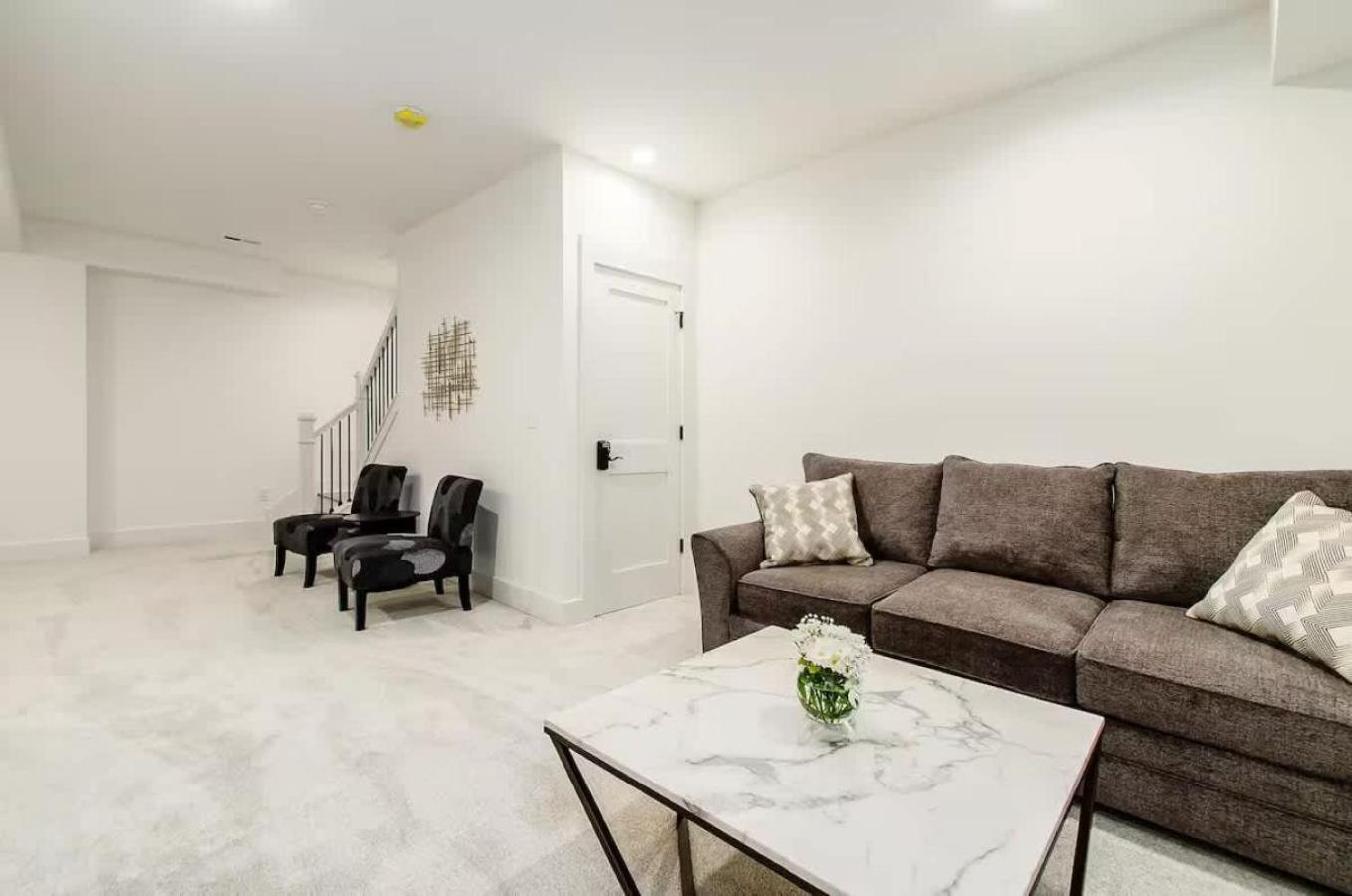 Jungle House Columbus Short North Downtown Free Parking - Near Convention Center & Nationwide Arena - 6BR Luxury Home - Sleeps 32 - Over 5,800 Five Star St