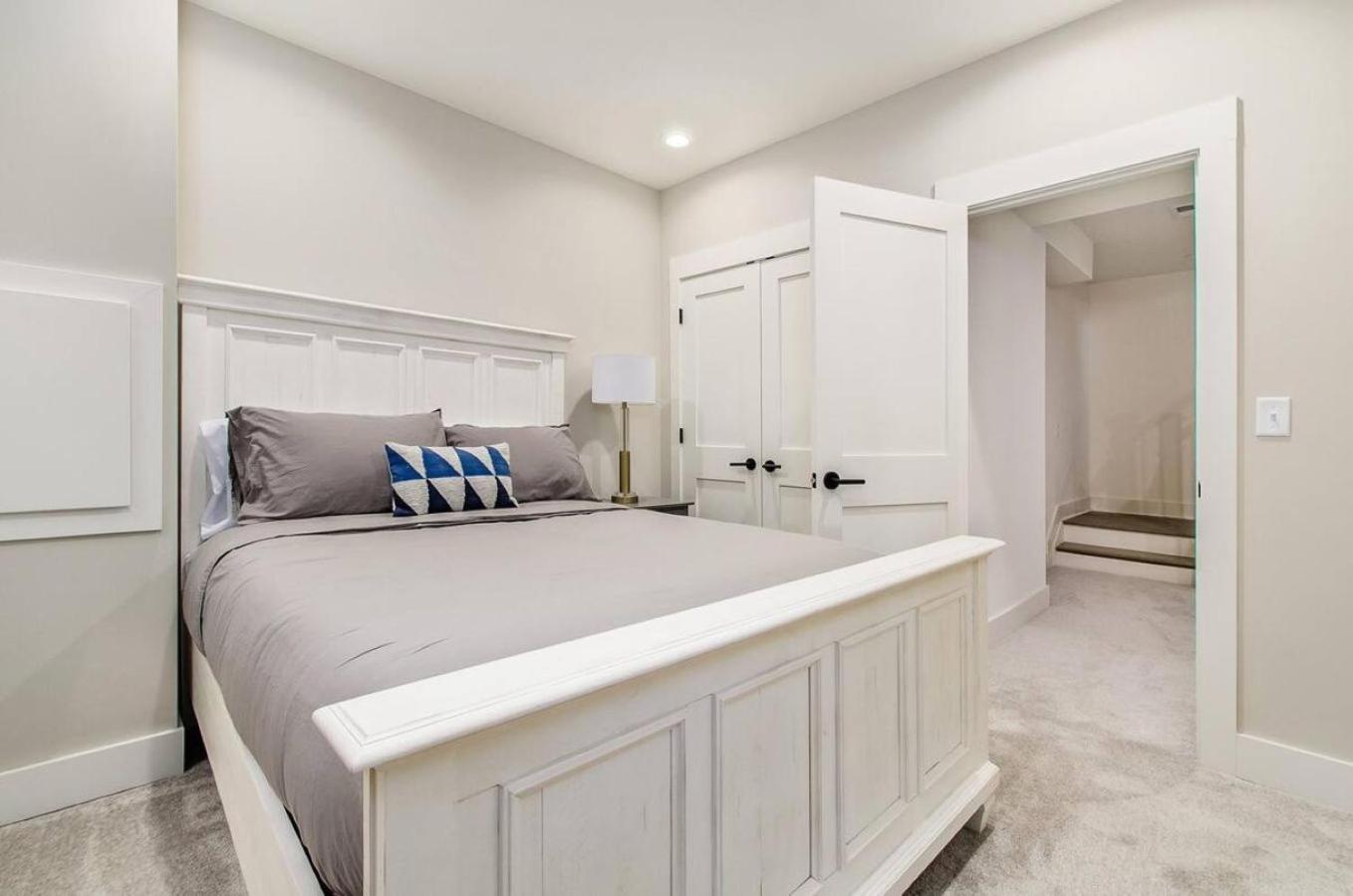 Jungle House Columbus Short North Downtown Free Parking - Near Convention Center & Nationwide Arena - 6BR Luxury Home - Sleeps 32 - Over 5,800 Five Star St