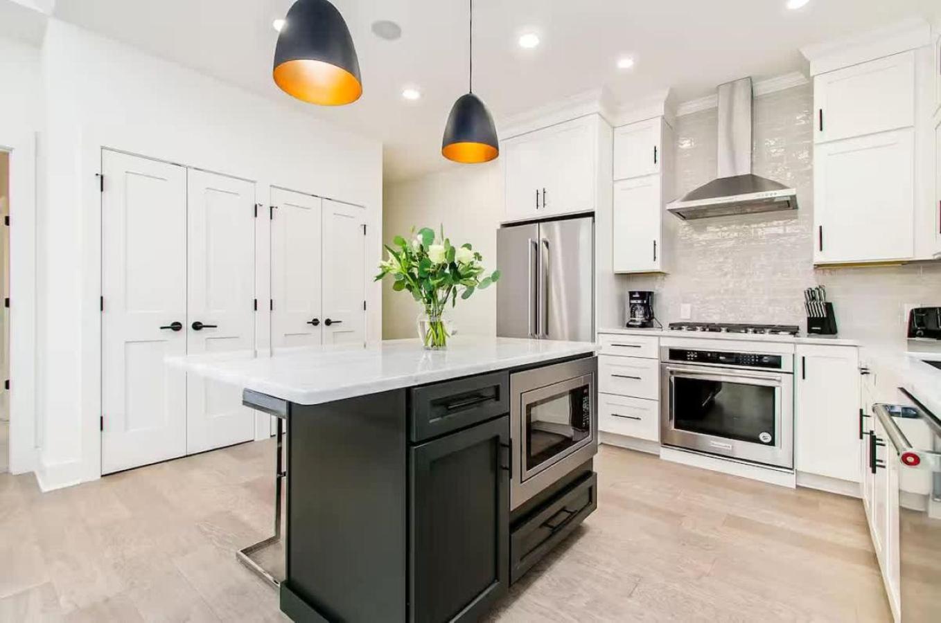 Jungle House Columbus Short North Downtown Free Parking - Near Convention Center & Nationwide Arena - 6BR Luxury Home - Sleeps 32 - Over 5,800 Five Star St