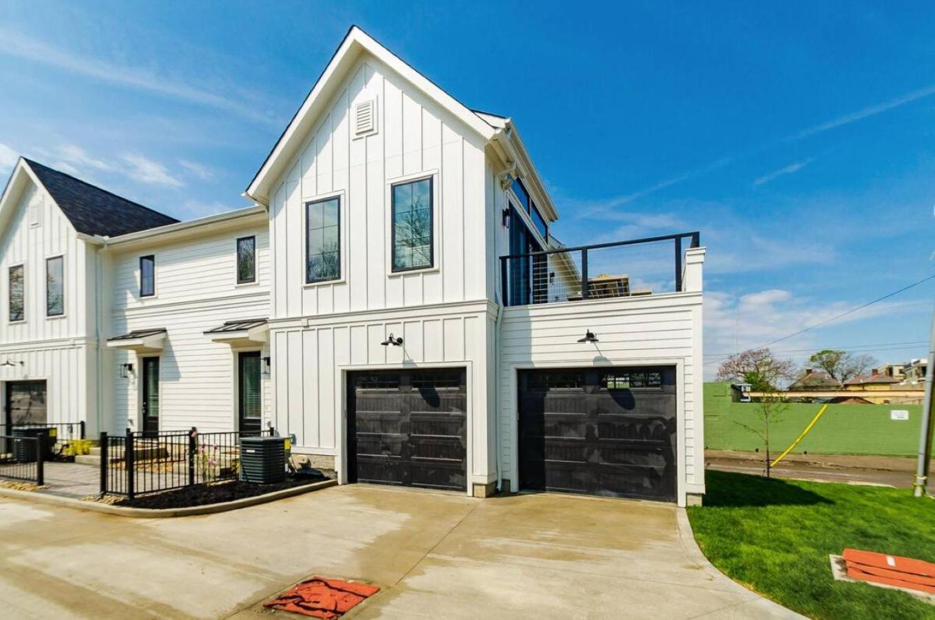 Jungle House Columbus Short North Downtown Free Parking - Near Convention Center & Nationwide Arena - 6BR Luxury Home - Sleeps 32 - Over 5,800 Five Star St