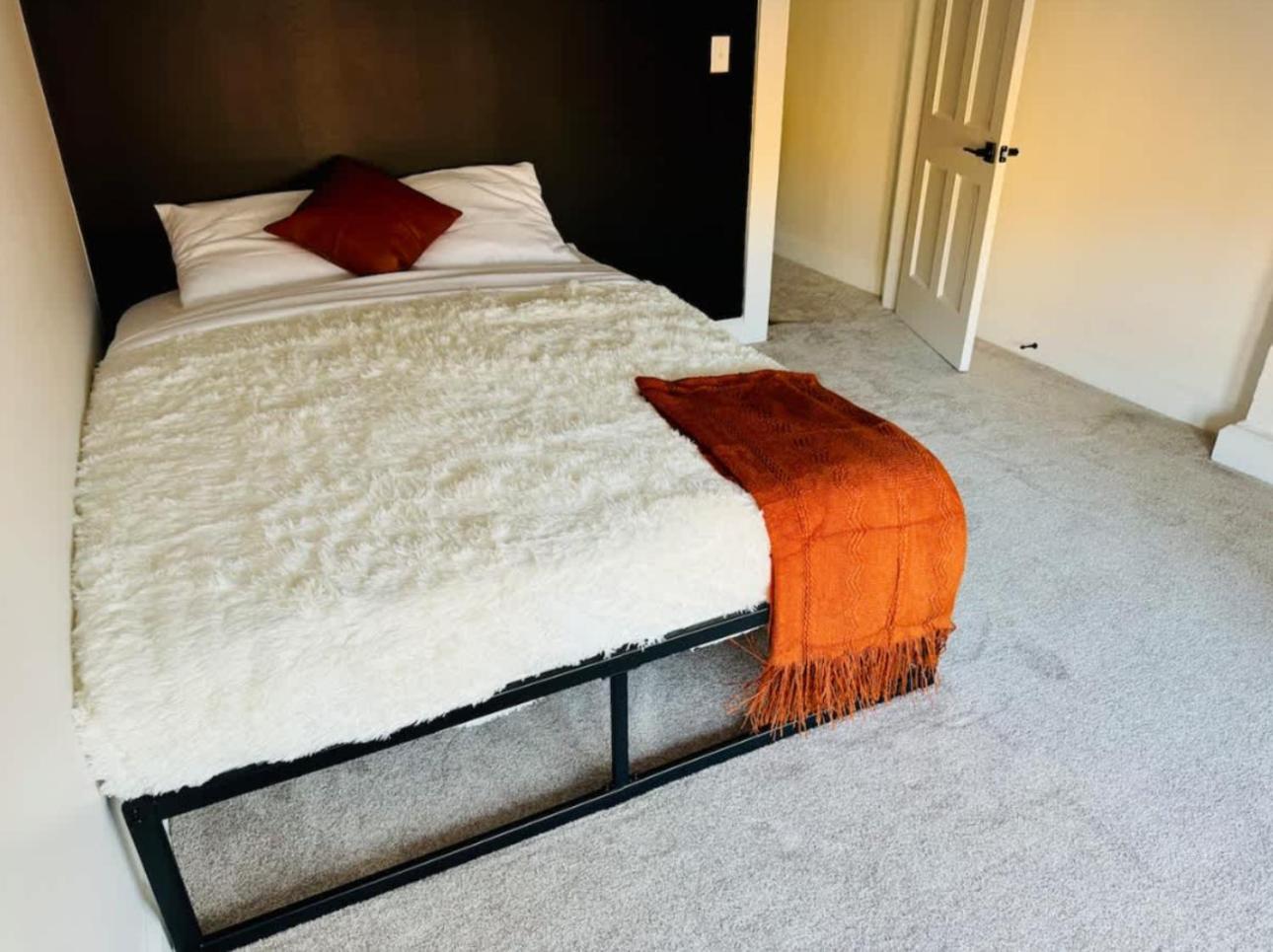 Jungle House Columbus Short North Downtown Free Parking - Near Convention Center & Nationwide Arena - 4BR Luxury Home - Sleeps 12 - Over 5,800 Five Star St