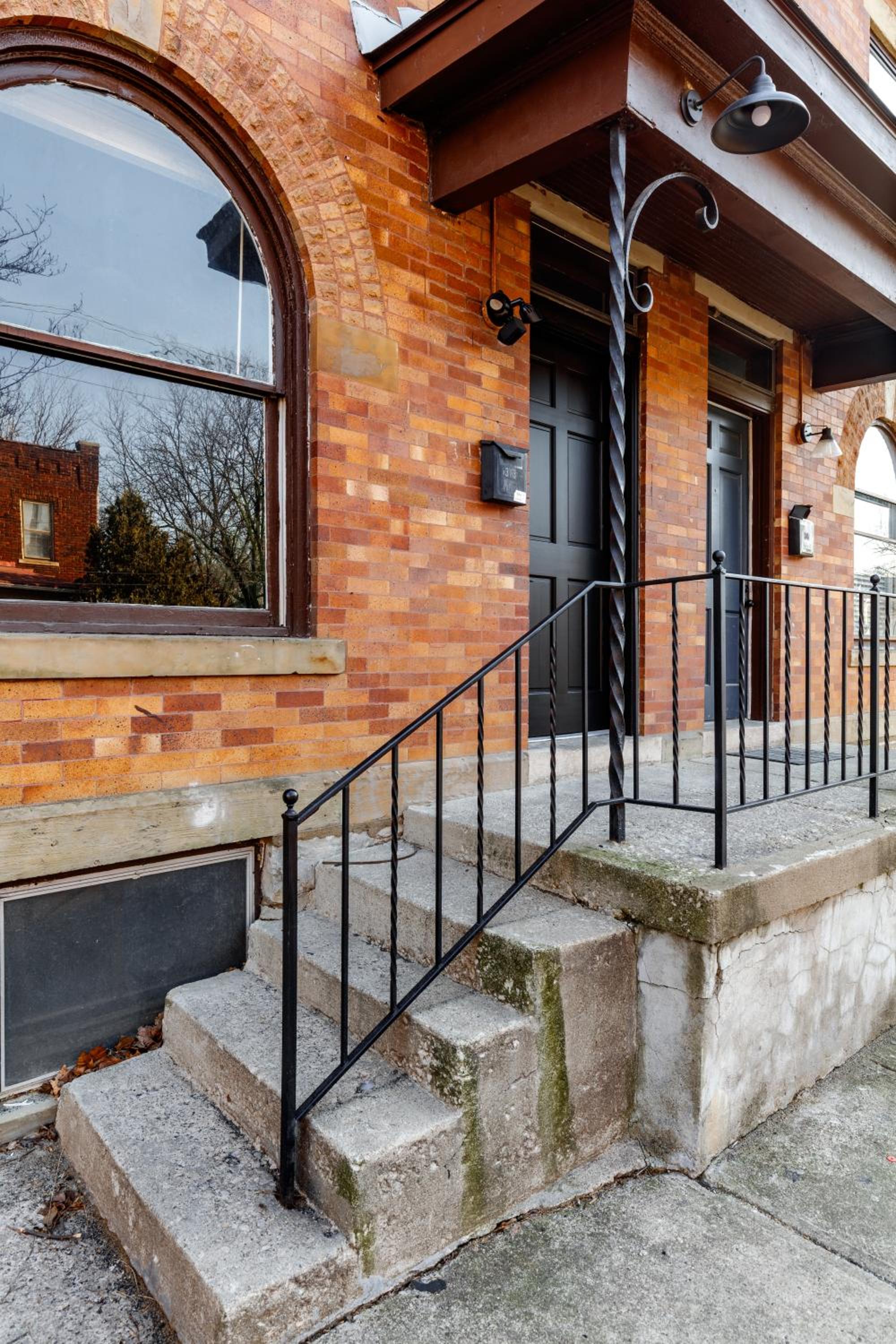Jungle House Columbus Short North Downtown Free Parking - Near Convention Center & Nationwide Arena - 4BR Luxury Home - Sleeps 12 - Over 5,800 Five Star St