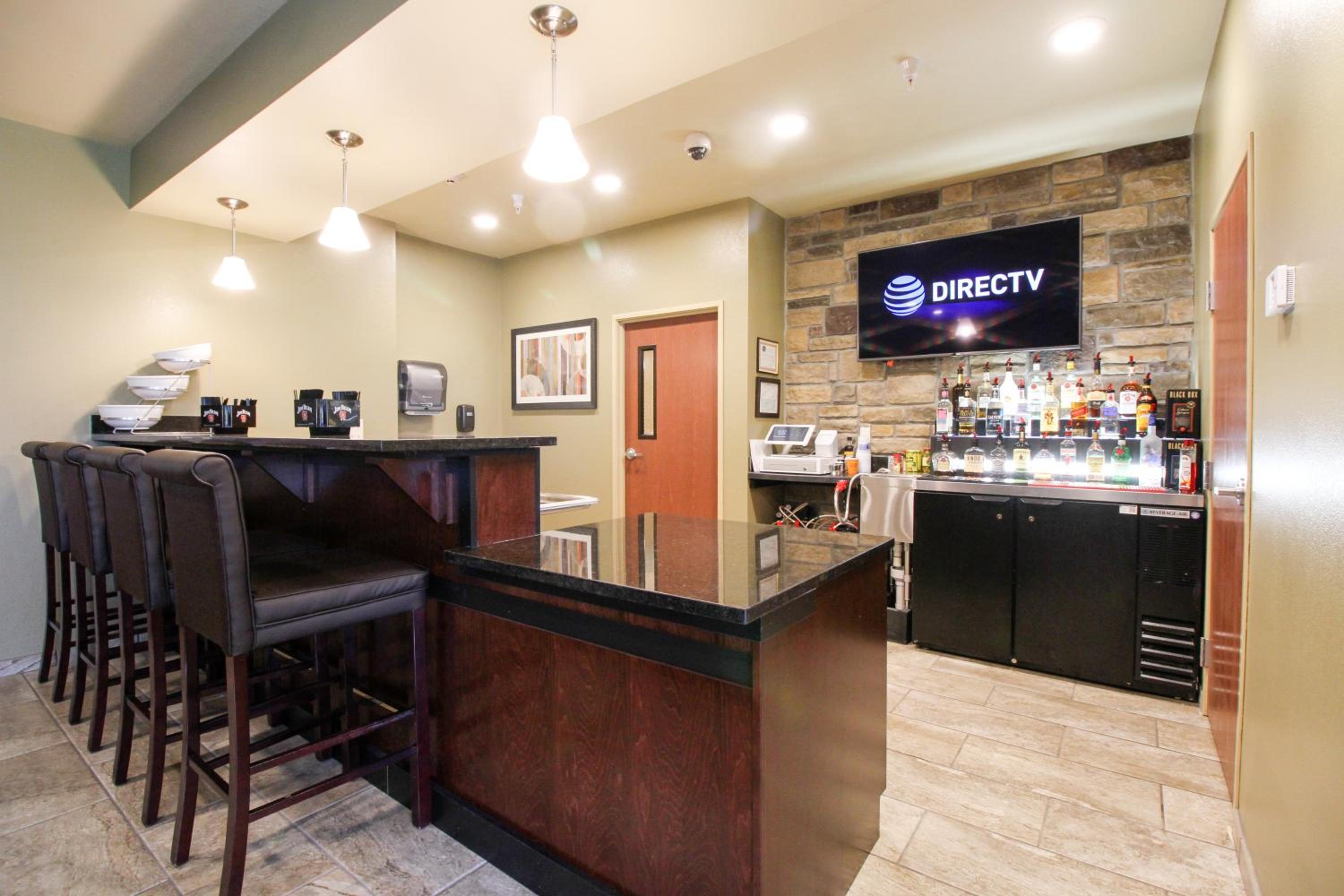 Cobblestone Hotel & Suites - Devils Lake