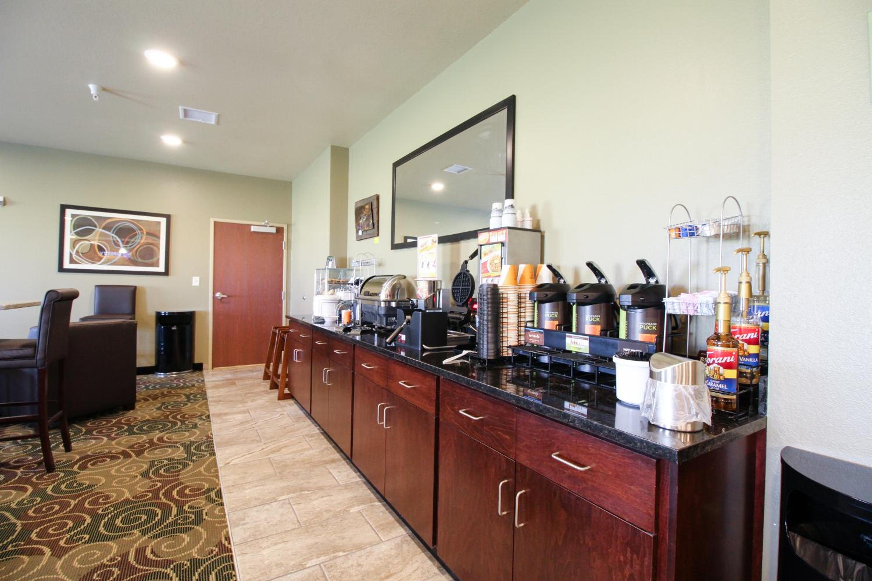 Cobblestone Hotel & Suites - Devils Lake
