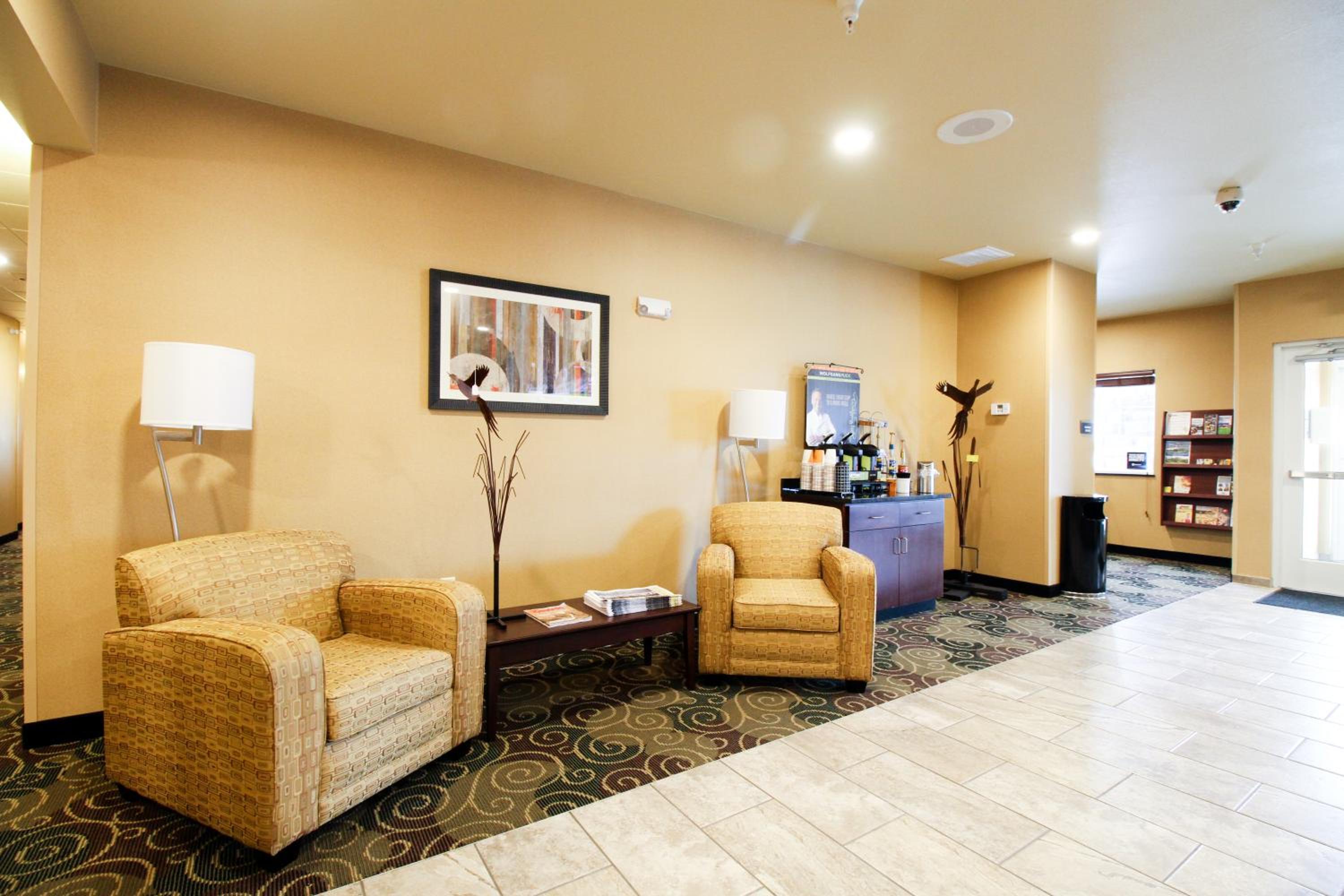 Cobblestone Hotel & Suites - Devils Lake