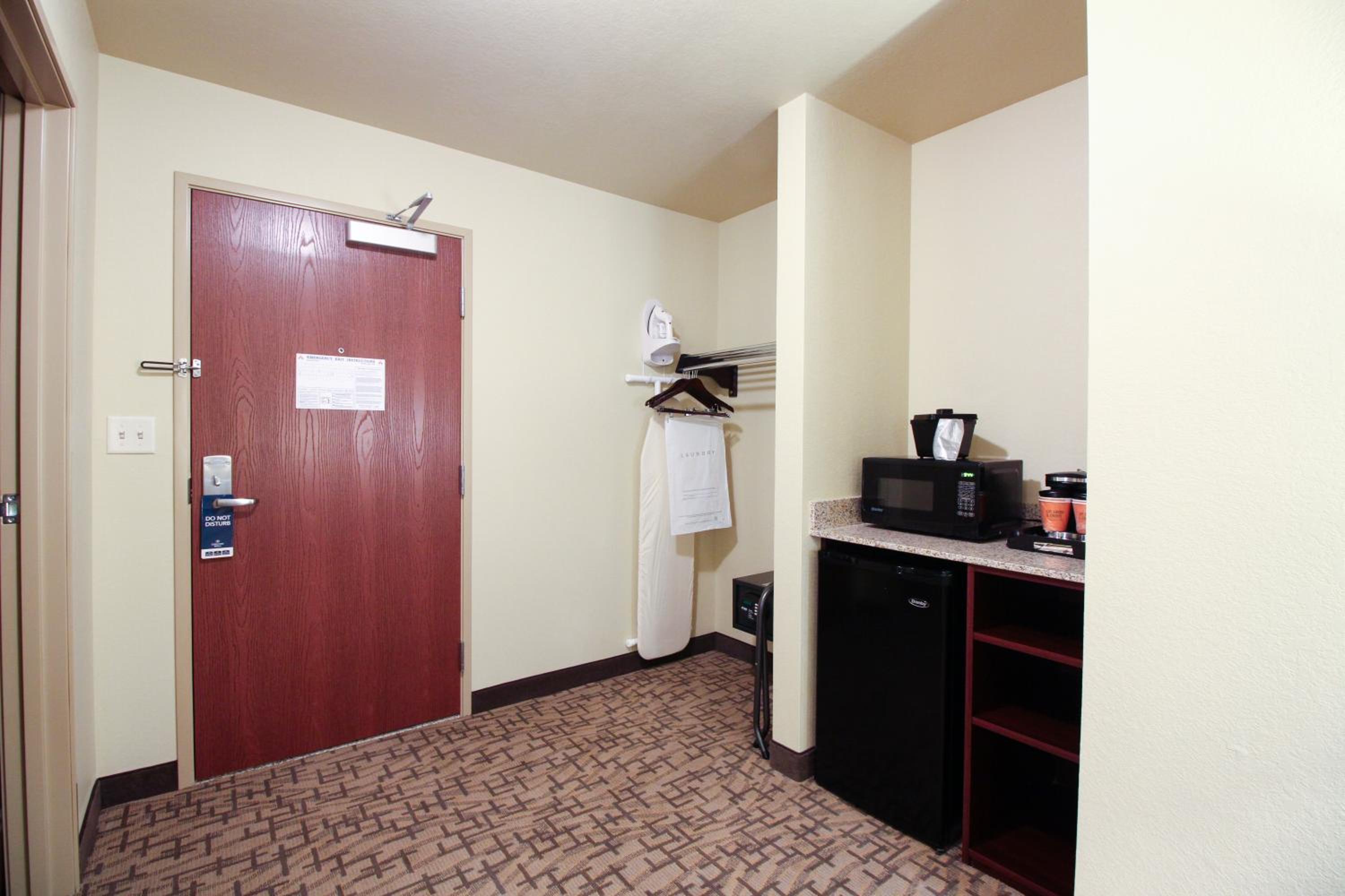 Cobblestone Hotel & Suites - Devils Lake