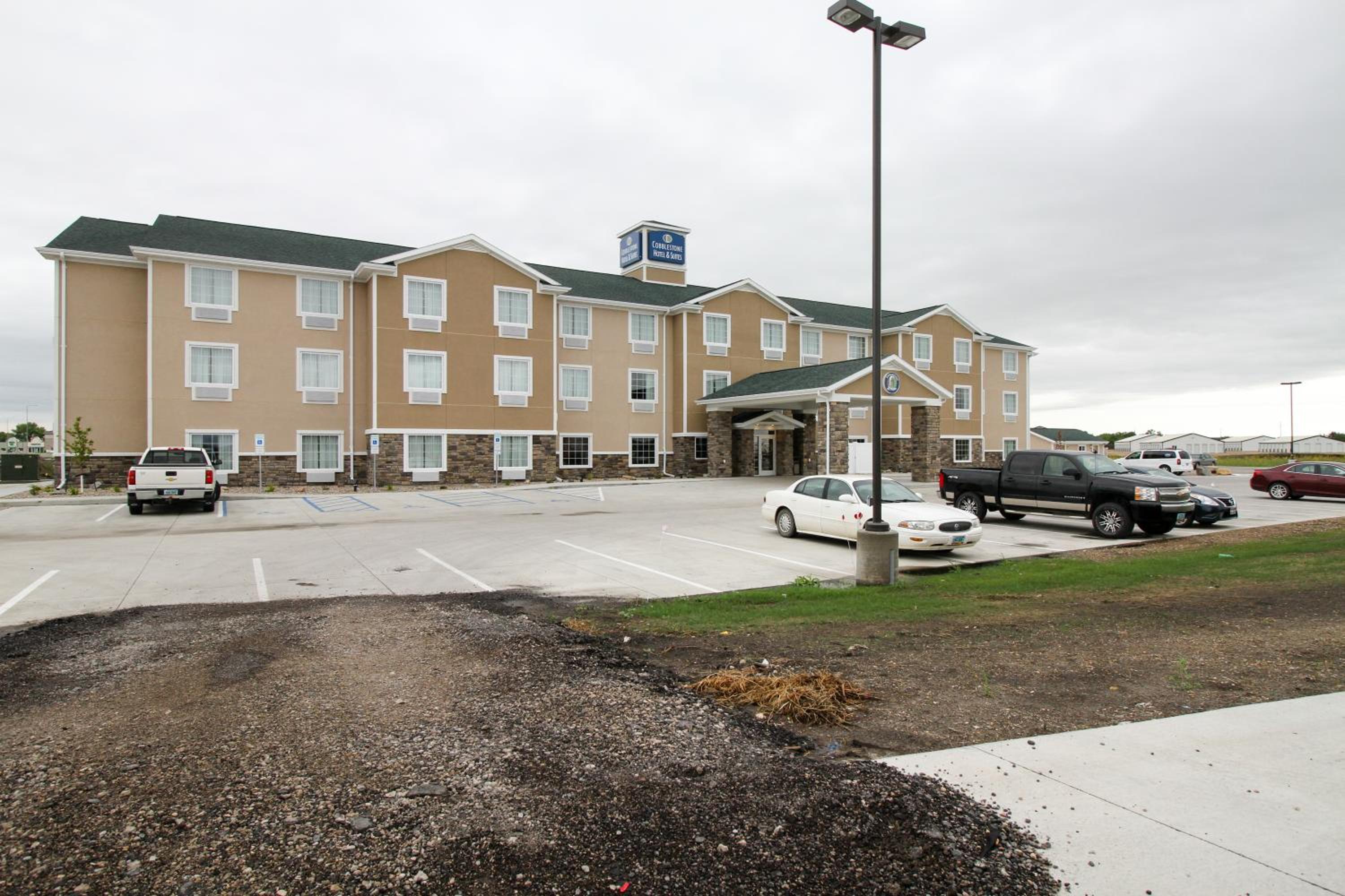 Hotel Cobblestone Hotel & Suites - Devils Lake - Image 1