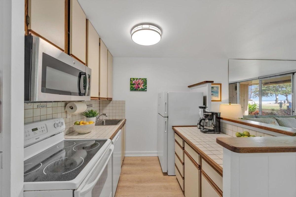 Hale Kai 110 · HKI 110 1BD Condo w Oceanviews and Oceanfront Poo