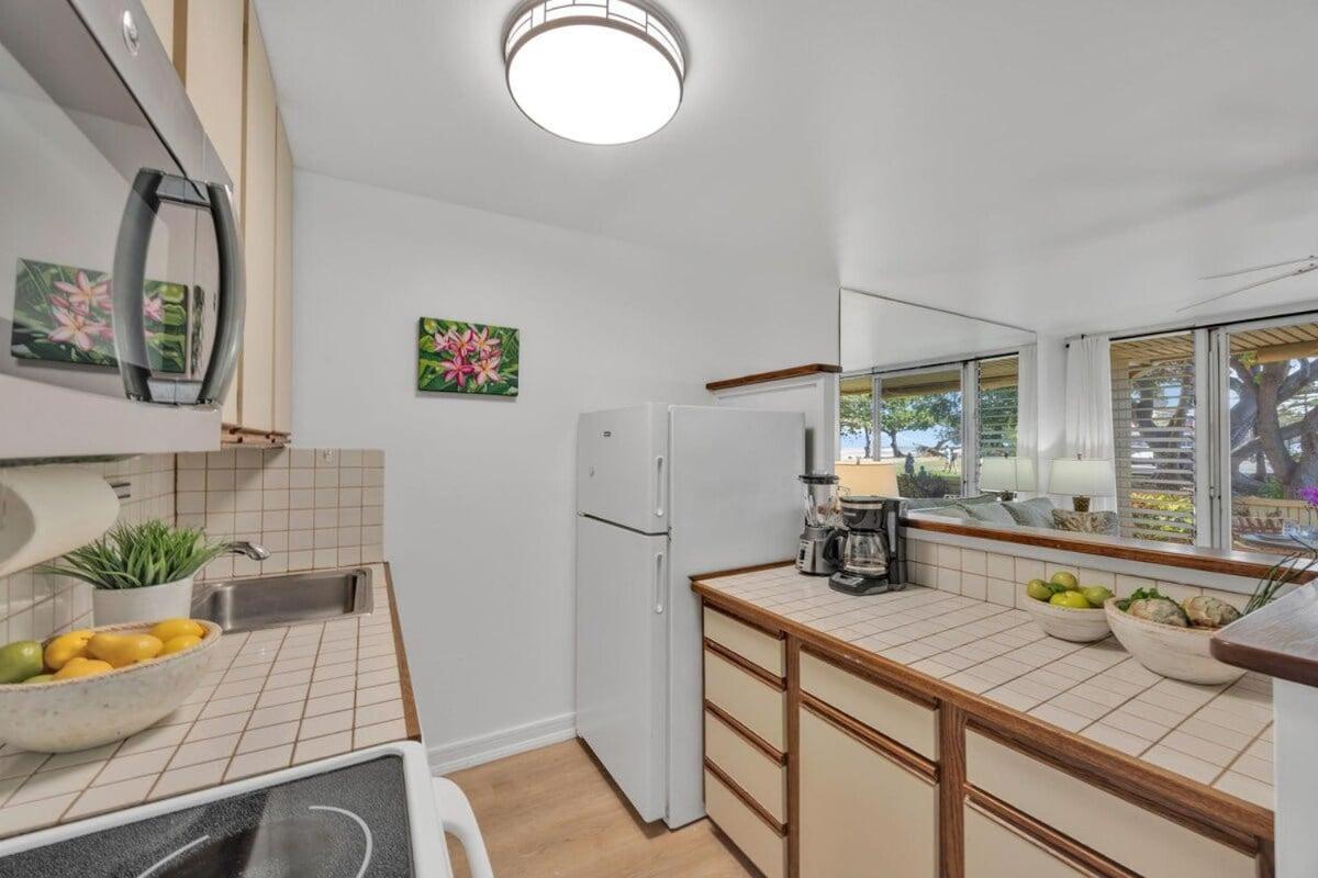Hale Kai 110 · HKI 110 1BD Condo w Oceanviews and Oceanfront Poo