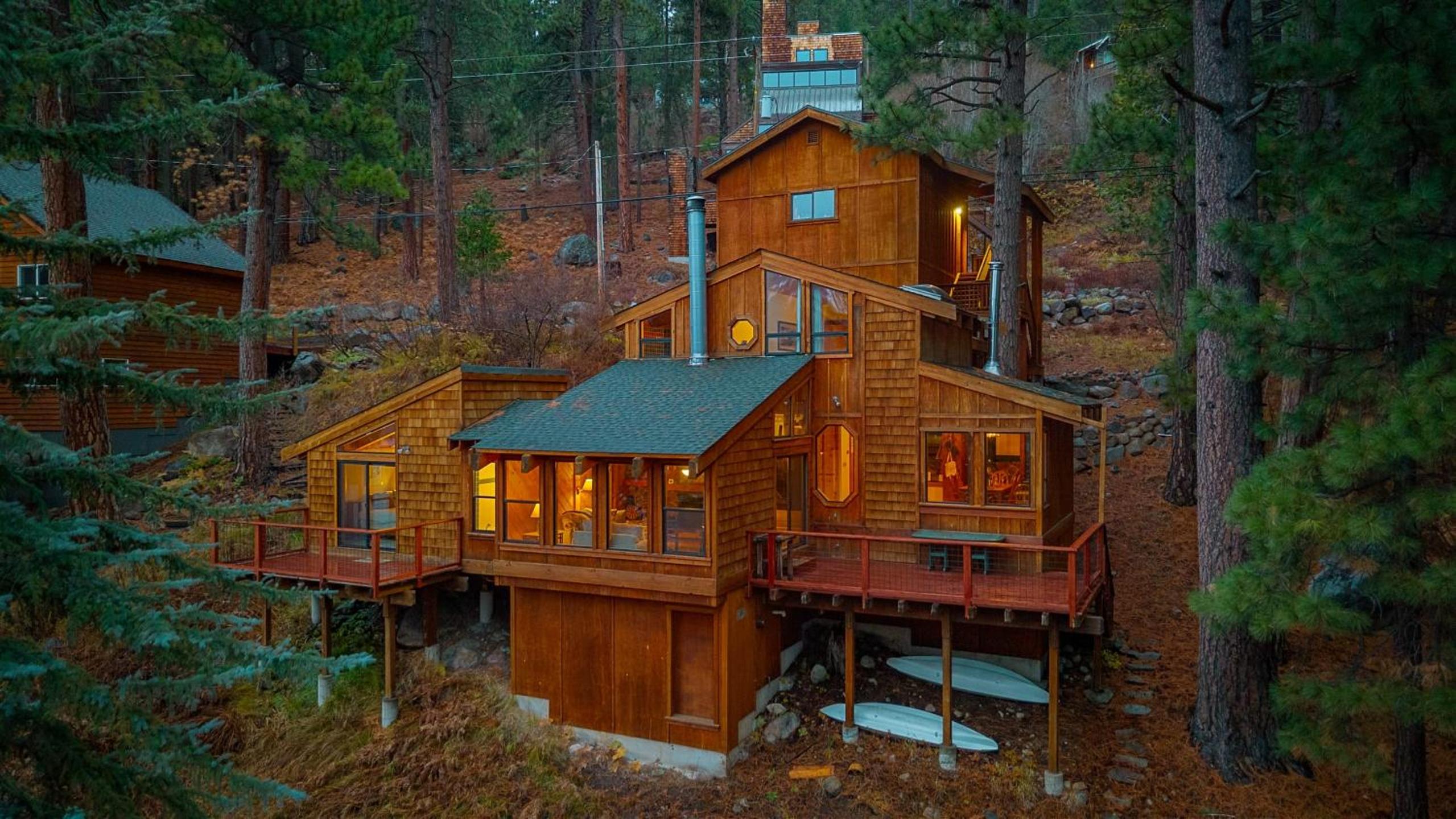 Cozy Donner Lake Cabin w Kayaks Forest Views Fireplace Quick Ski Resort Access Donner Lake Refuge by AvantStay