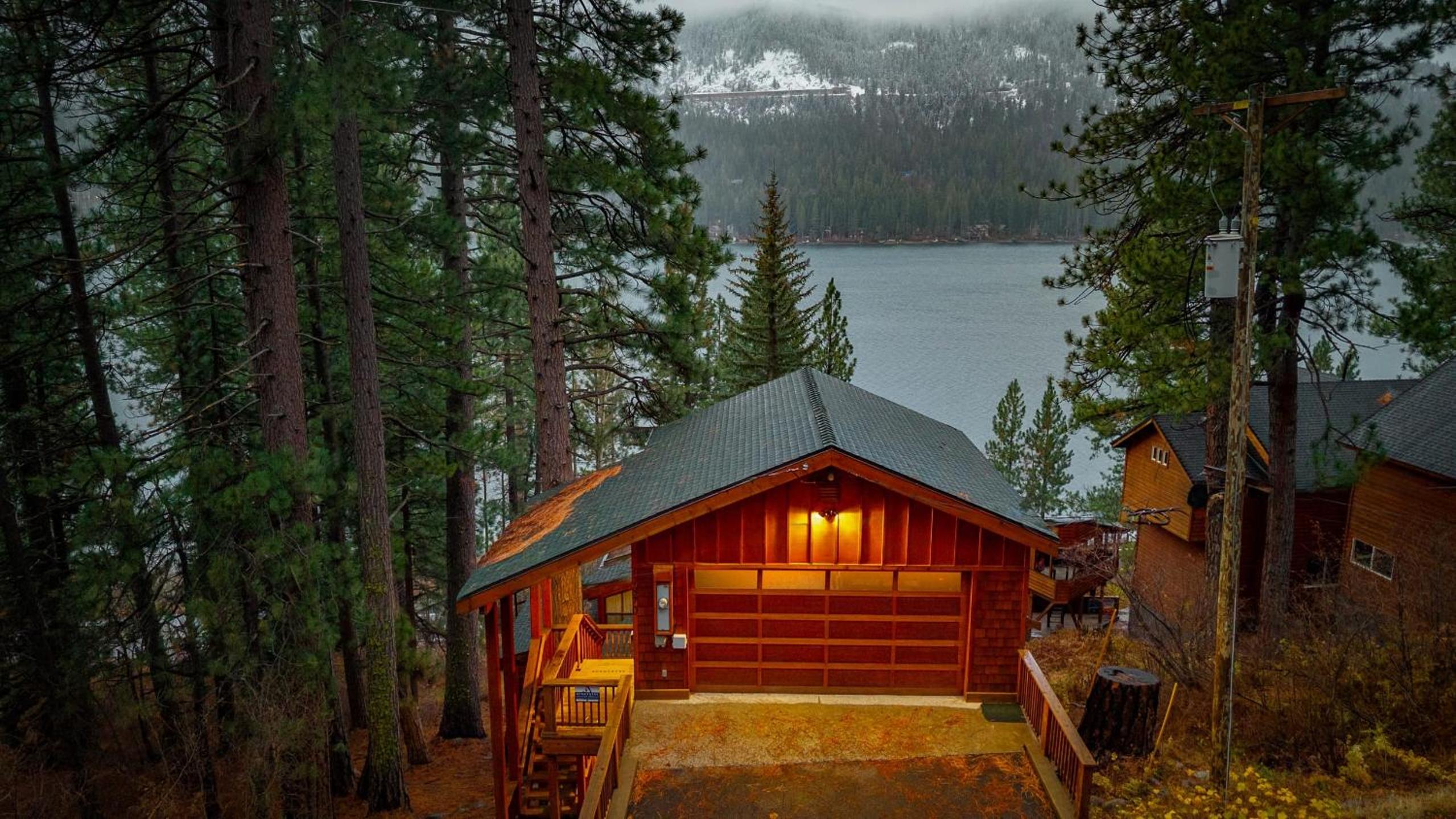 Cozy Donner Lake Cabin w Kayaks Forest Views Fireplace Quick Ski Resort Access Donner Lake Refuge by AvantStay