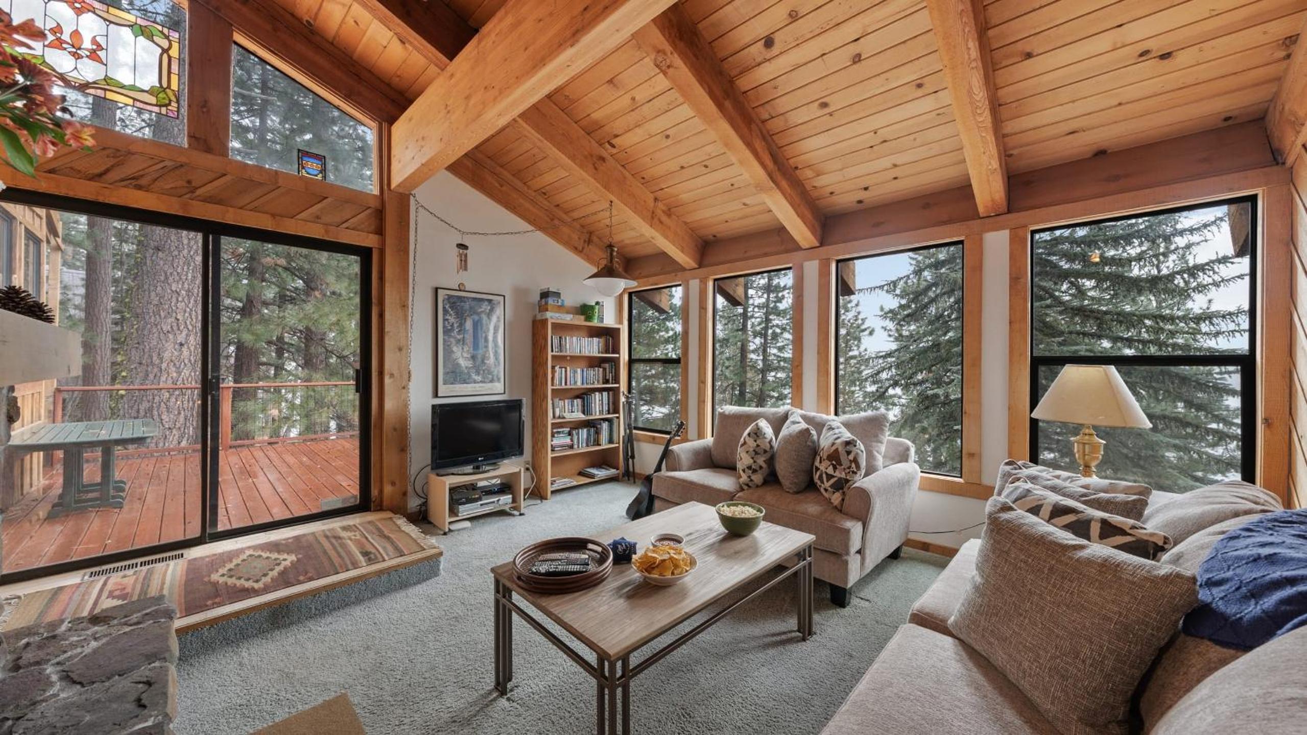 Cozy Donner Lake Cabin w Kayaks Forest Views Fireplace Quick Ski Resort Access Donner Lake Refuge by AvantStay