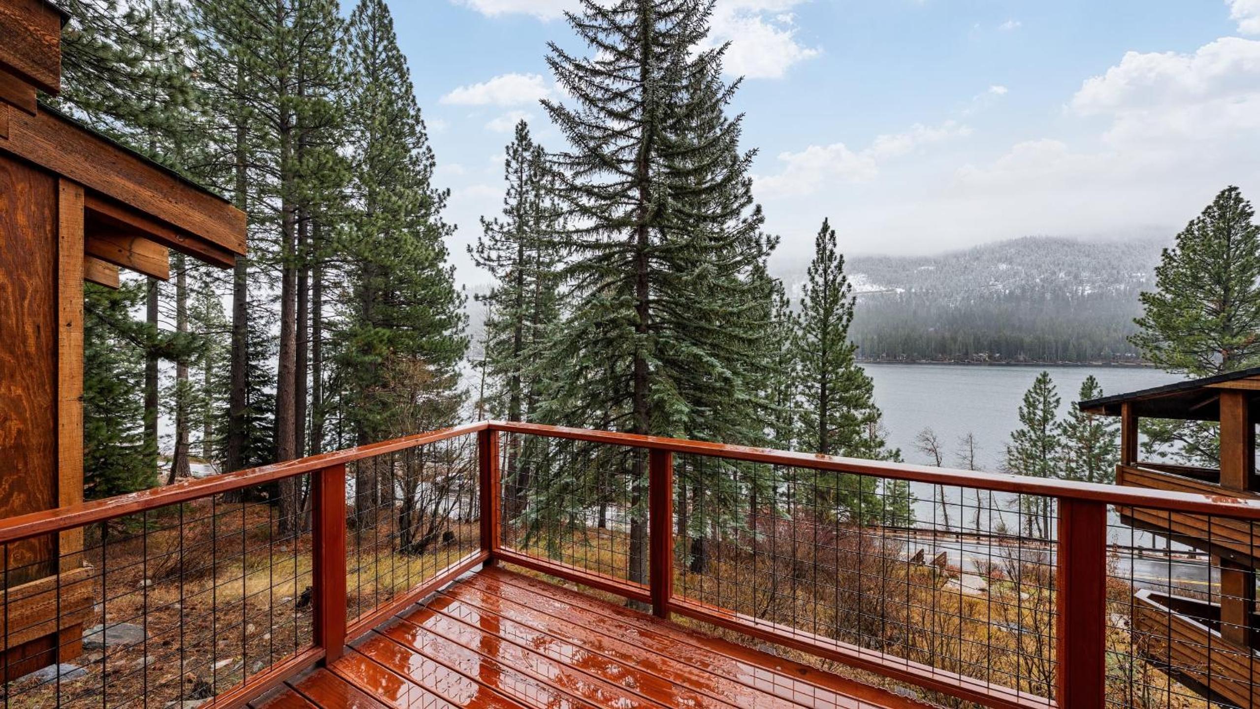 Cozy Donner Lake Cabin w Kayaks Forest Views Fireplace Quick Ski Resort Access Donner Lake Refuge by AvantStay