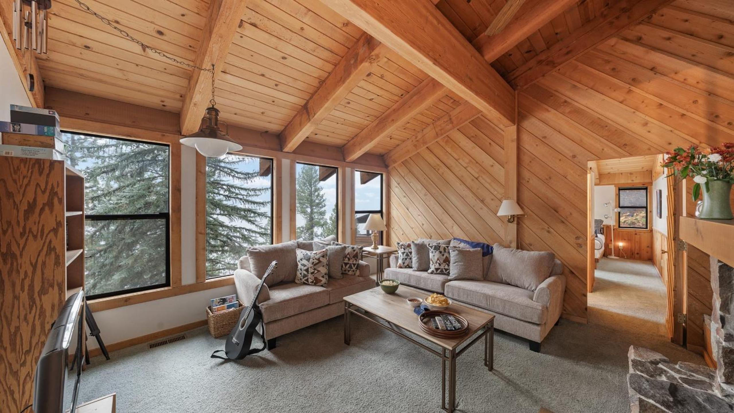 Cozy Donner Lake Cabin w Kayaks Forest Views Fireplace Quick Ski Resort Access Donner Lake Refuge by AvantStay