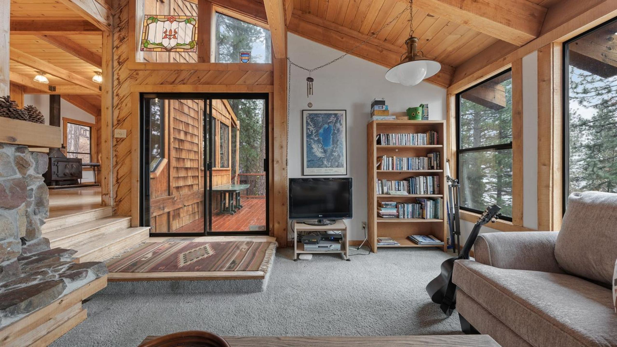 Cozy Donner Lake Cabin w Kayaks Forest Views Fireplace Quick Ski Resort Access Donner Lake Refuge by AvantStay
