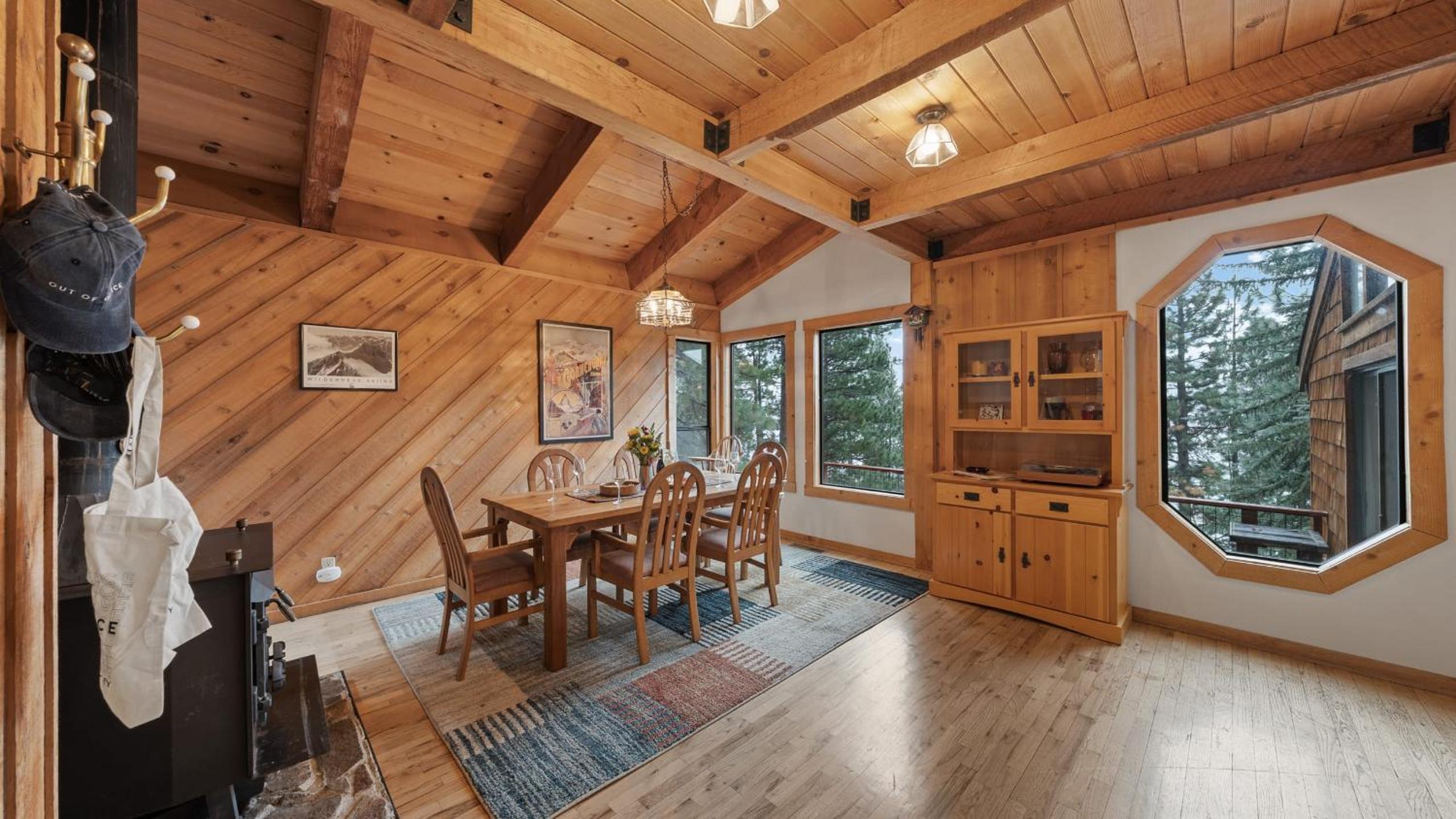 Cozy Donner Lake Cabin w Kayaks Forest Views Fireplace Quick Ski Resort Access Donner Lake Refuge by AvantStay