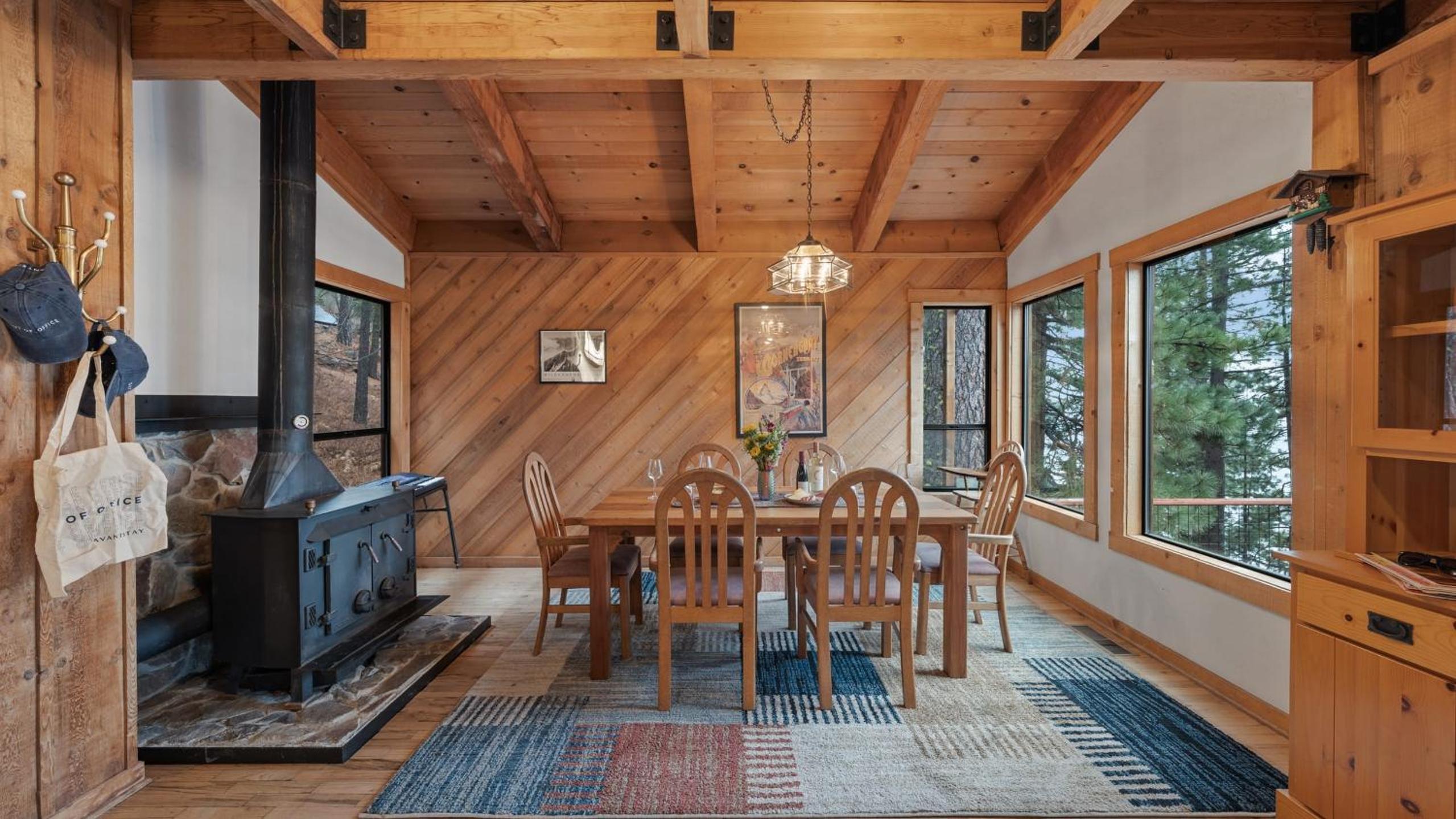 Cozy Donner Lake Cabin w Kayaks Forest Views Fireplace Quick Ski Resort Access Donner Lake Refuge by AvantStay