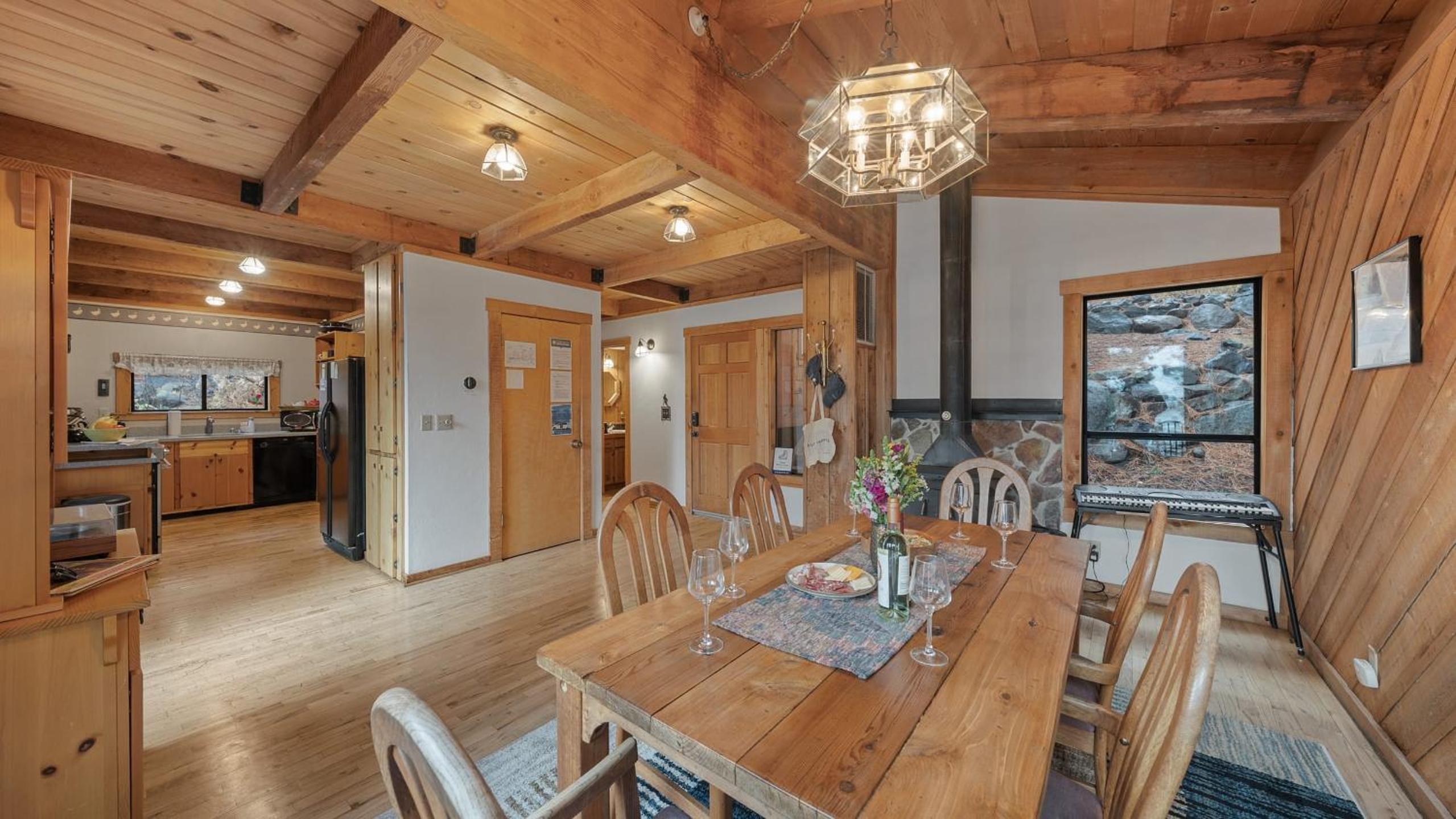 Cozy Donner Lake Cabin w Kayaks Forest Views Fireplace Quick Ski Resort Access Donner Lake Refuge by AvantStay