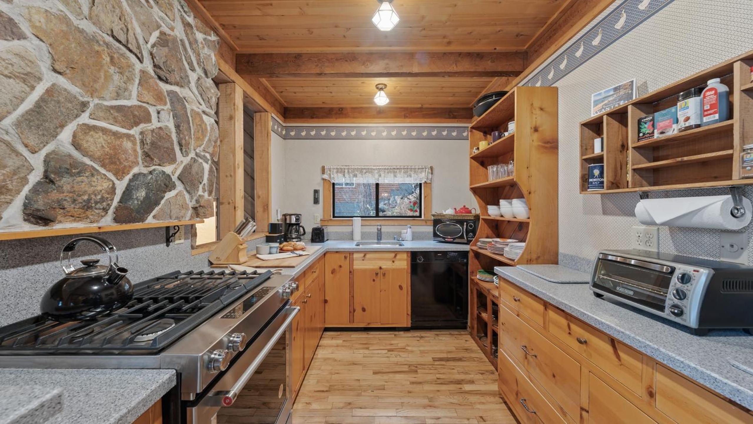 Cozy Donner Lake Cabin w Kayaks Forest Views Fireplace Quick Ski Resort Access Donner Lake Refuge by AvantStay