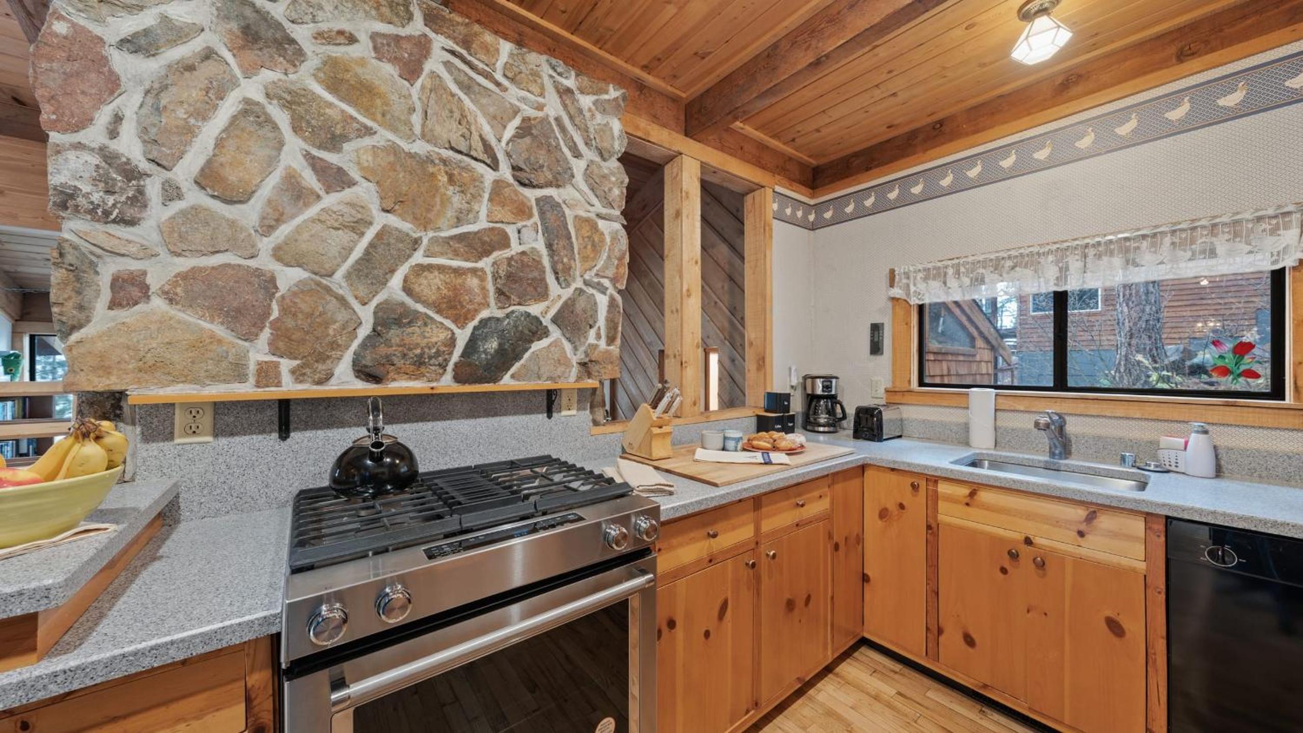 Cozy Donner Lake Cabin w Kayaks Forest Views Fireplace Quick Ski Resort Access Donner Lake Refuge by AvantStay