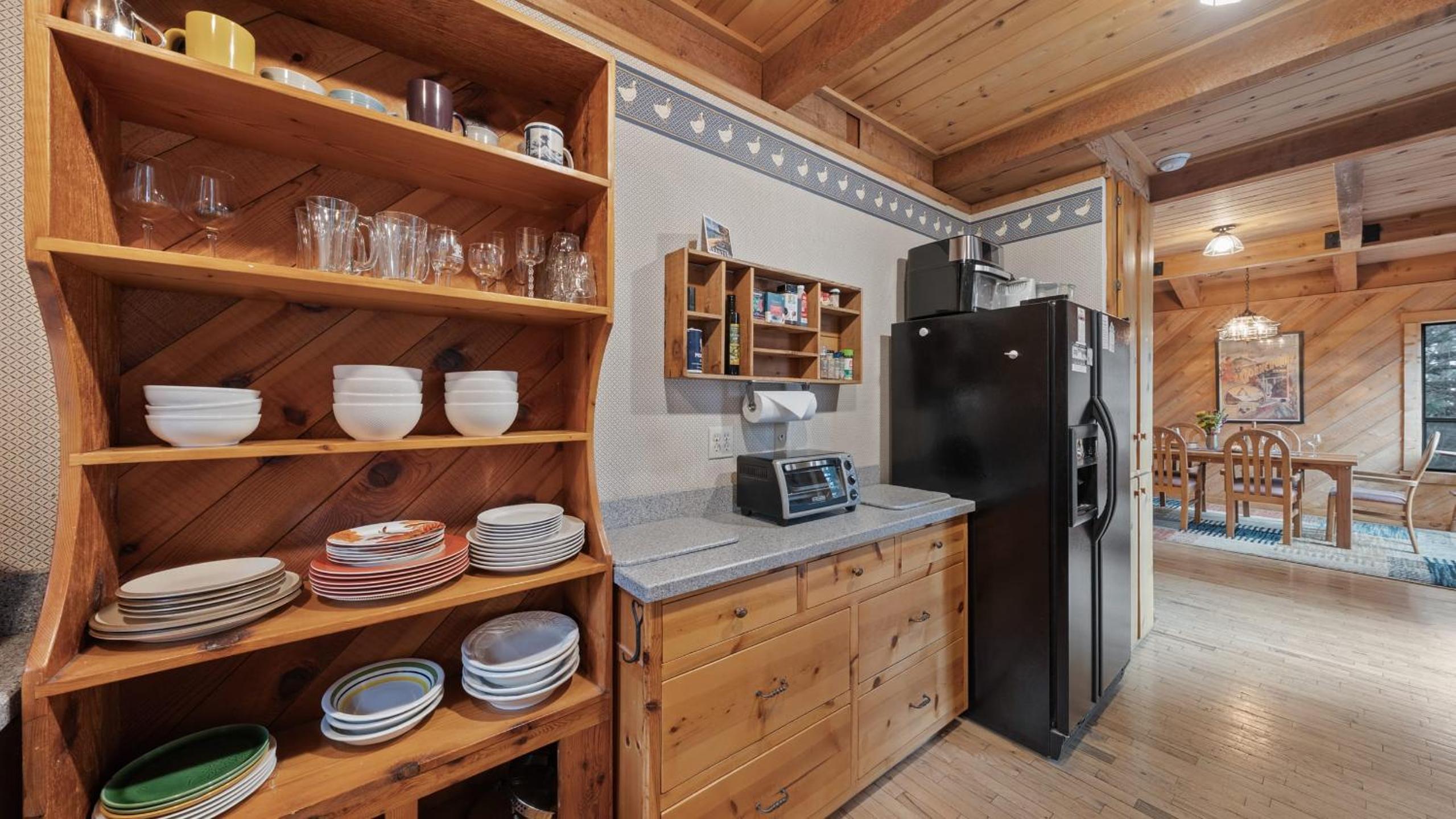 Cozy Donner Lake Cabin w Kayaks Forest Views Fireplace Quick Ski Resort Access Donner Lake Refuge by AvantStay