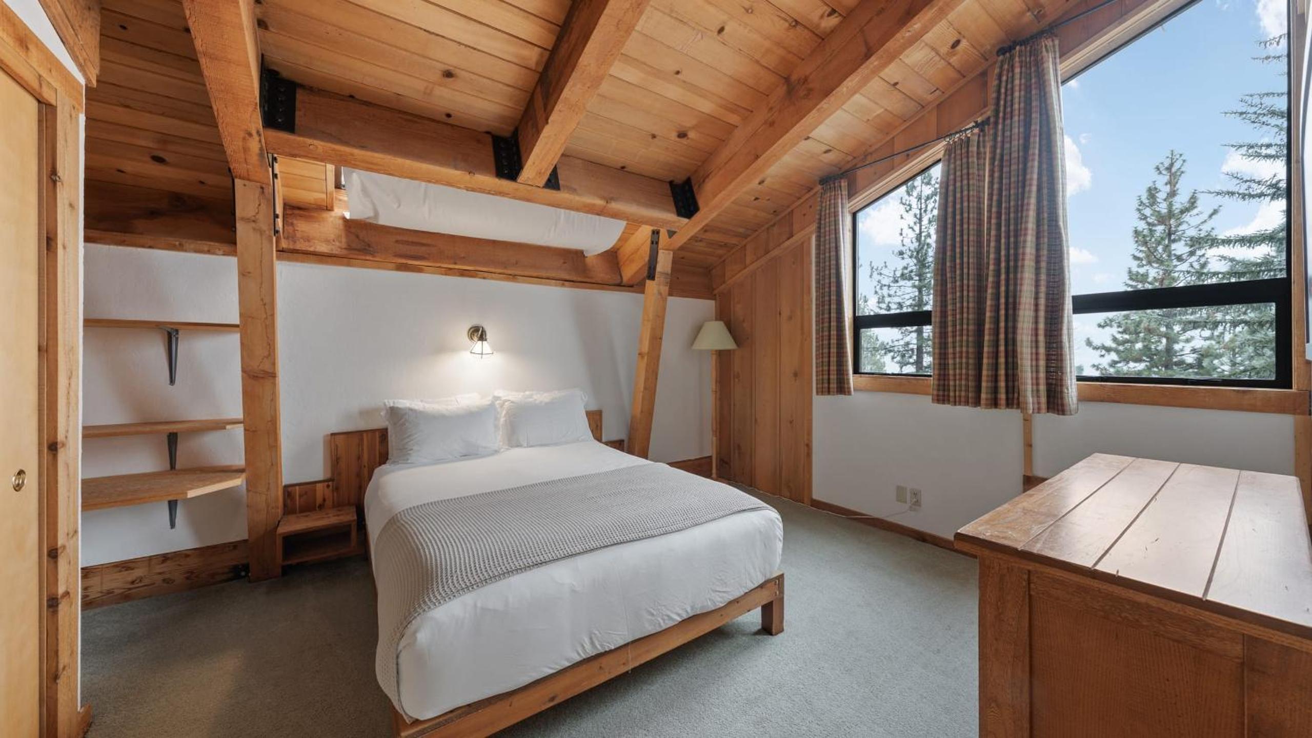 Cozy Donner Lake Cabin w Kayaks Forest Views Fireplace Quick Ski Resort Access Donner Lake Refuge by AvantStay