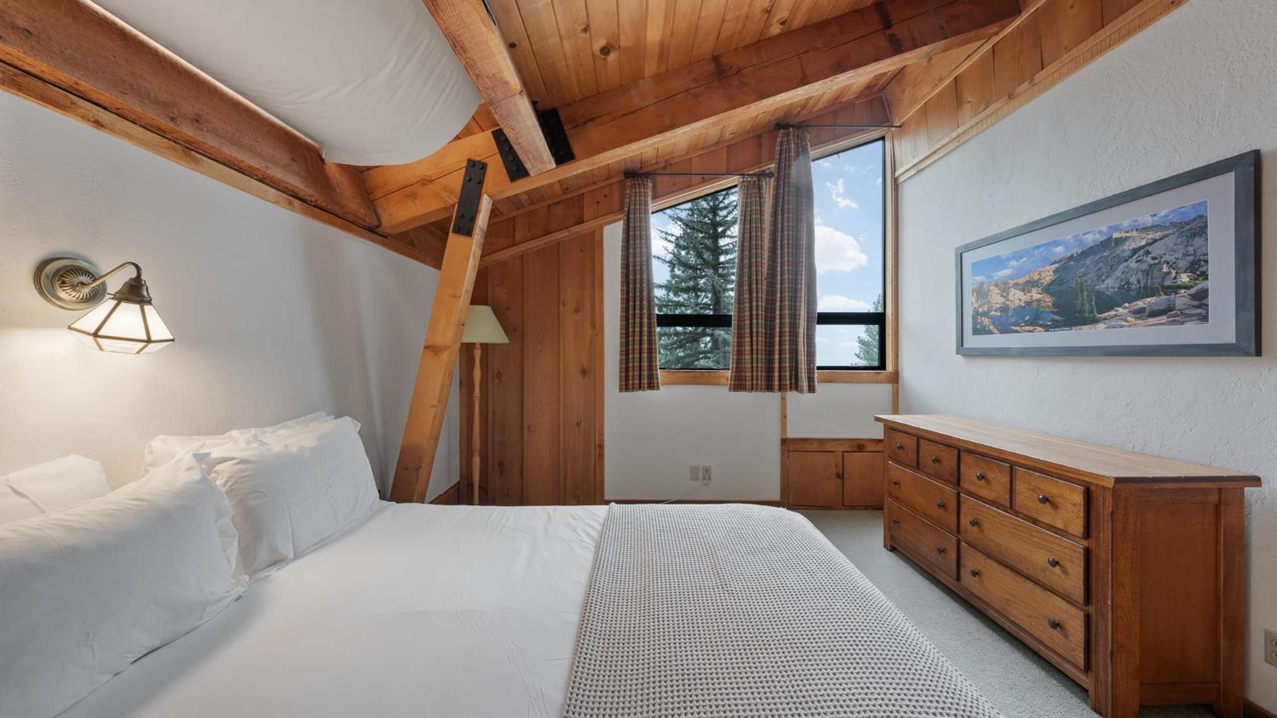 Cozy Donner Lake Cabin w Kayaks Forest Views Fireplace Quick Ski Resort Access Donner Lake Refuge by AvantStay