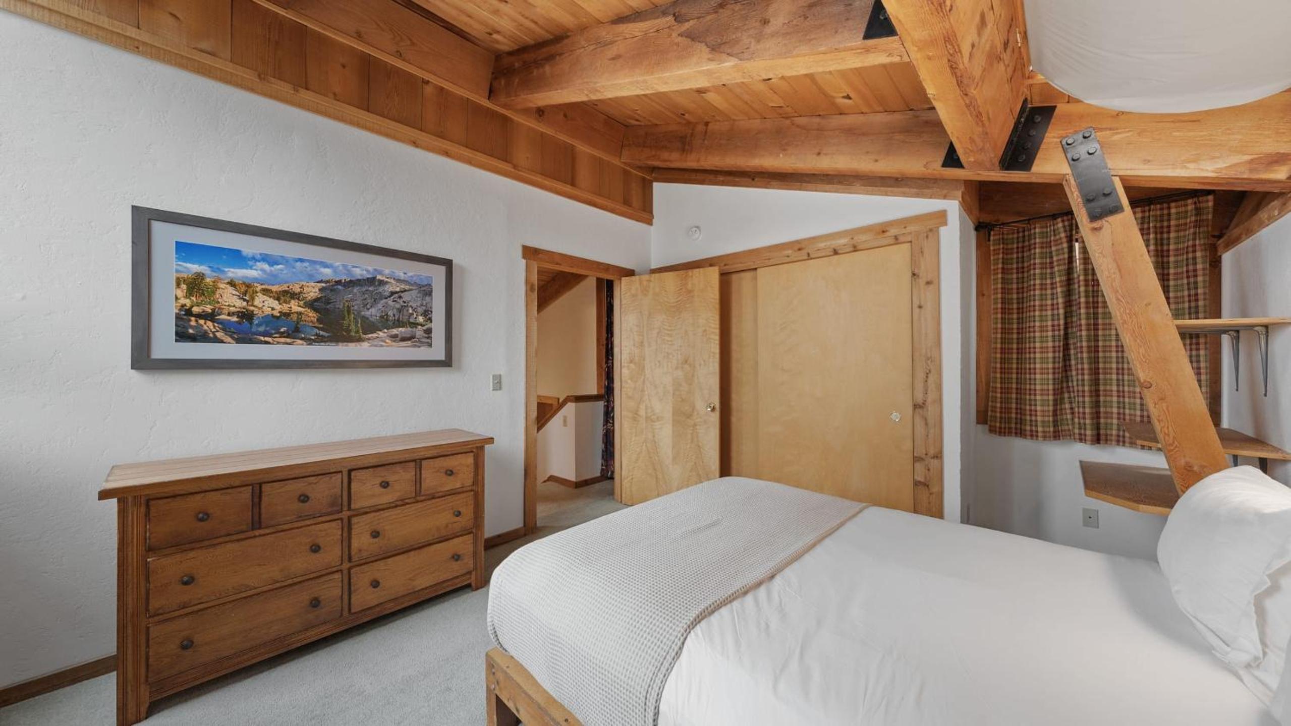 Cozy Donner Lake Cabin w Kayaks Forest Views Fireplace Quick Ski Resort Access Donner Lake Refuge by AvantStay