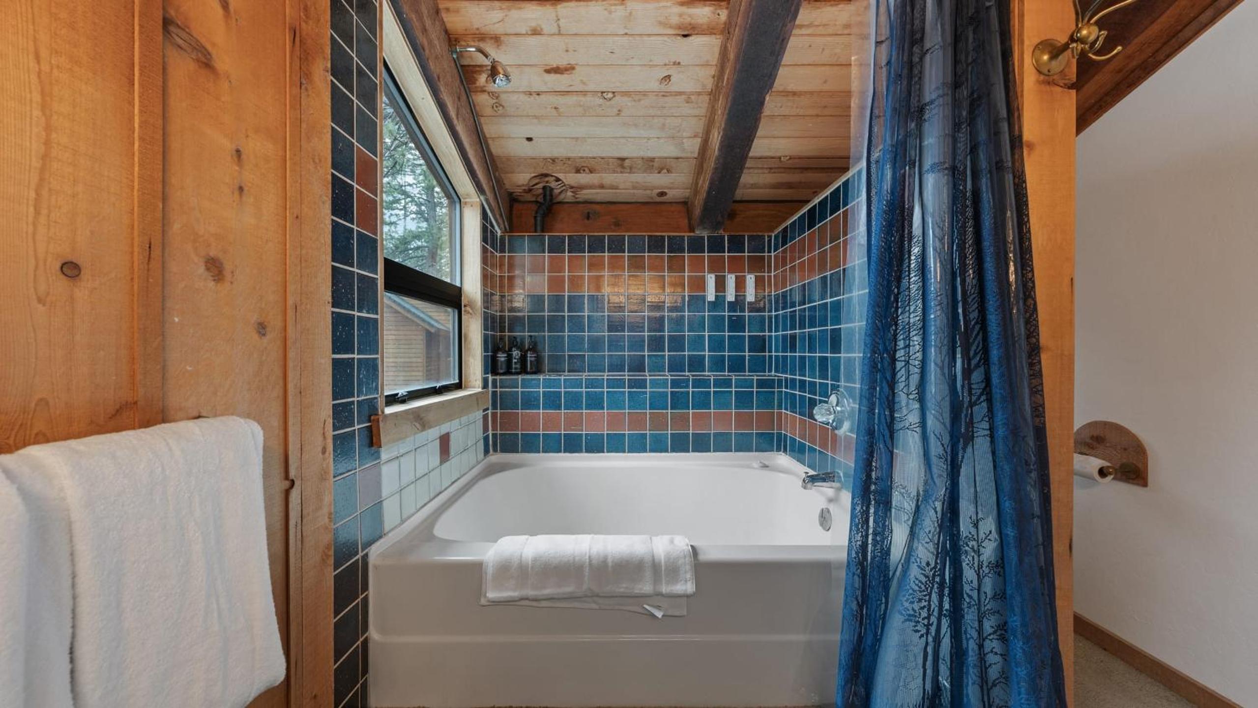 Cozy Donner Lake Cabin w Kayaks Forest Views Fireplace Quick Ski Resort Access Donner Lake Refuge by AvantStay