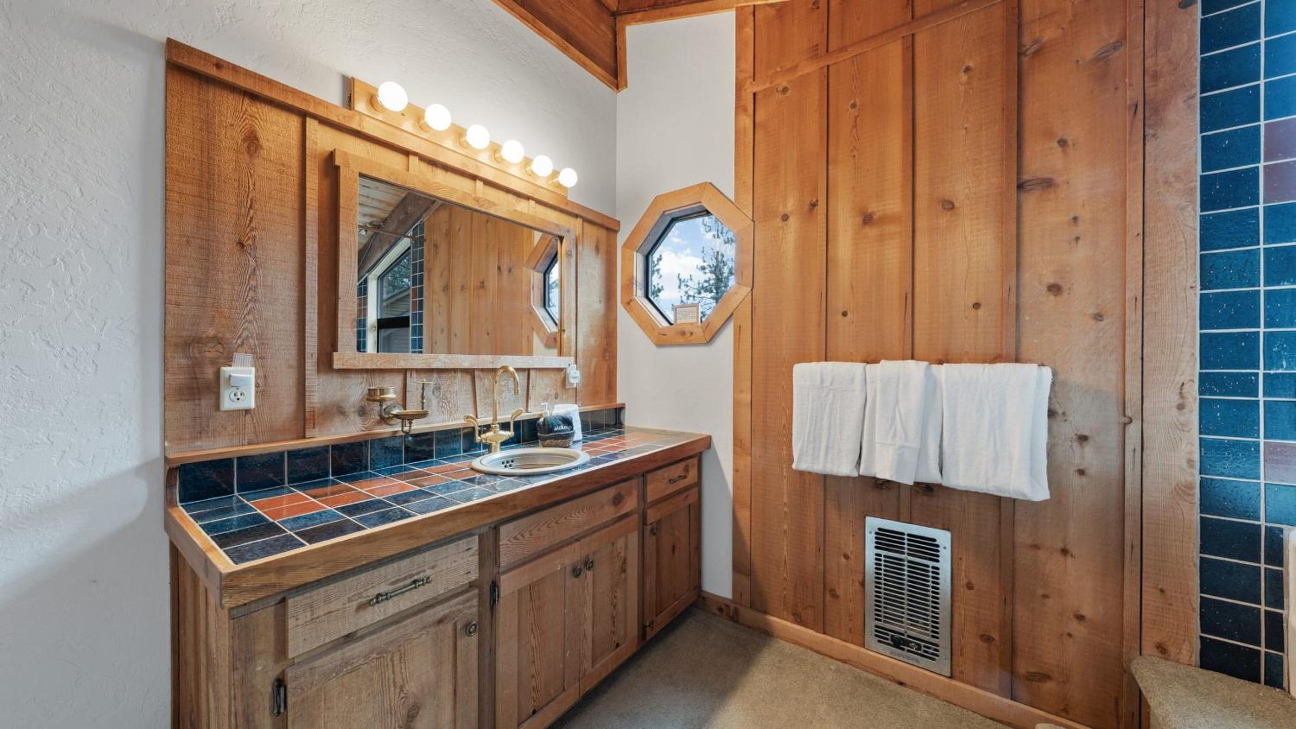 Cozy Donner Lake Cabin w Kayaks Forest Views Fireplace Quick Ski Resort Access Donner Lake Refuge by AvantStay