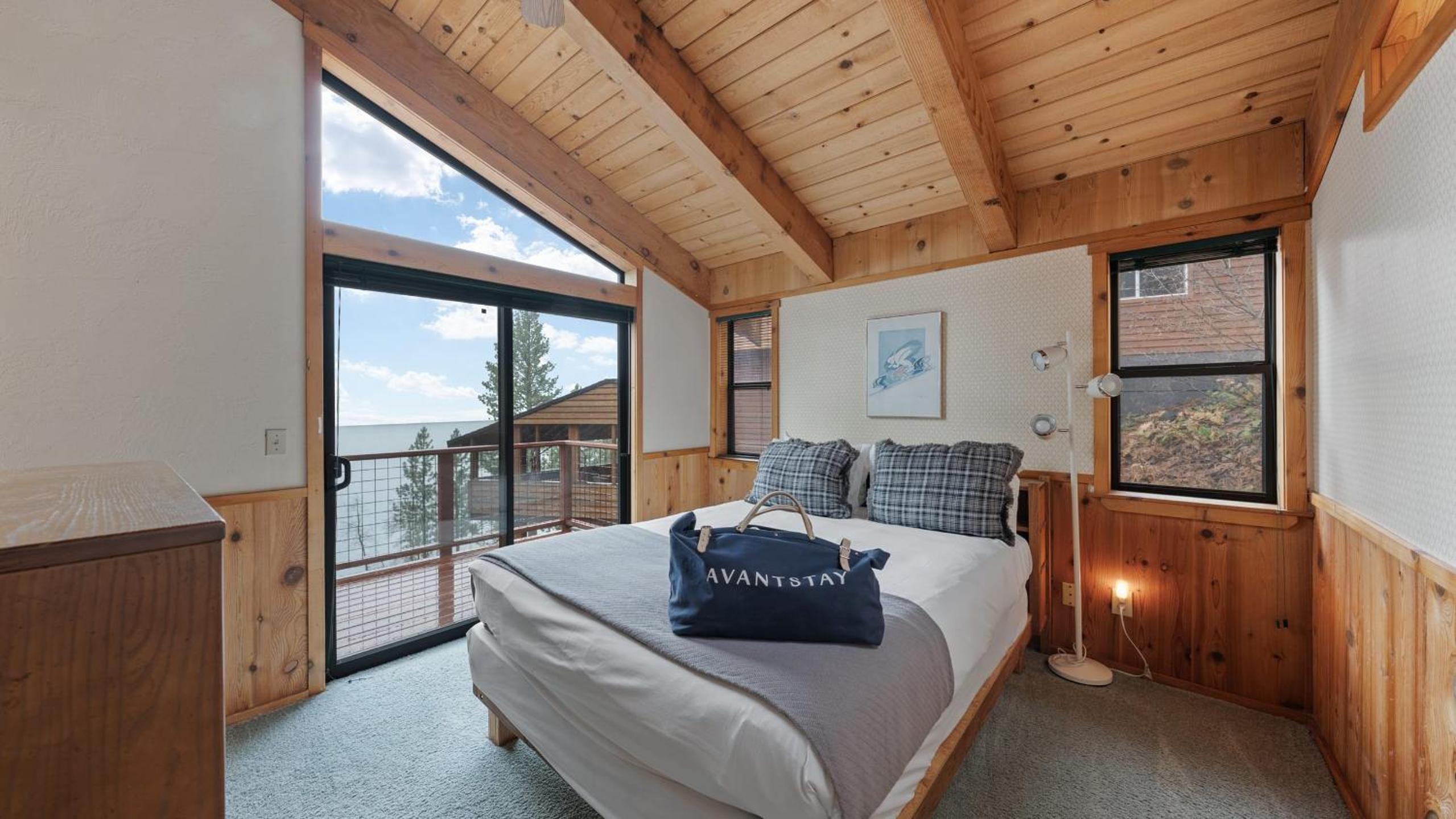 Cozy Donner Lake Cabin w Kayaks Forest Views Fireplace Quick Ski Resort Access Donner Lake Refuge by AvantStay