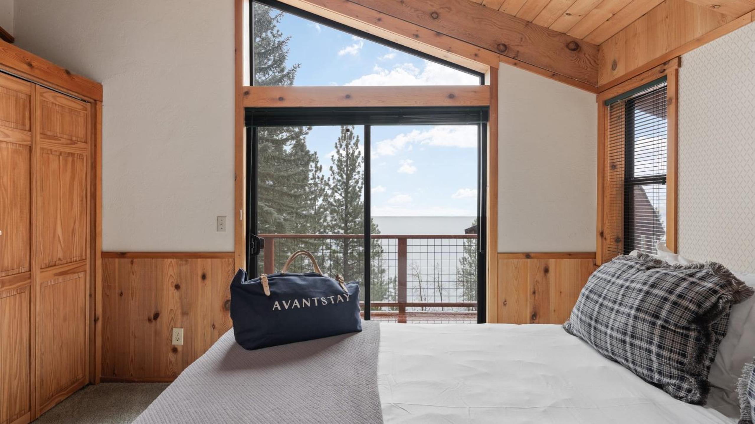Cozy Donner Lake Cabin w Kayaks Forest Views Fireplace Quick Ski Resort Access Donner Lake Refuge by AvantStay