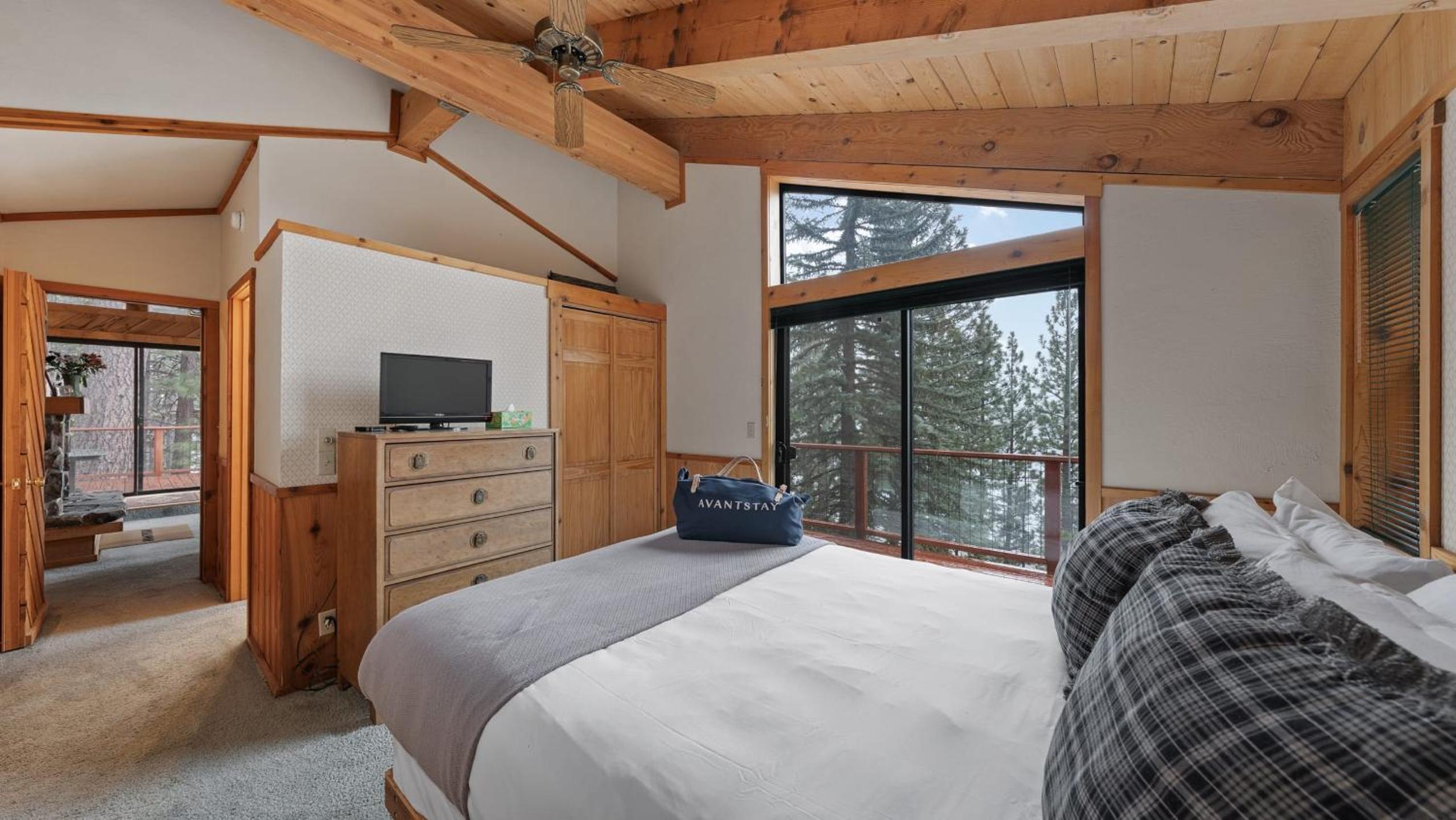 Cozy Donner Lake Cabin w Kayaks Forest Views Fireplace Quick Ski Resort Access Donner Lake Refuge by AvantStay
