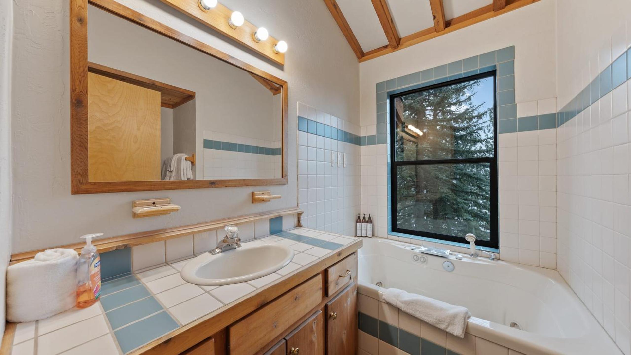 Cozy Donner Lake Cabin w Kayaks Forest Views Fireplace Quick Ski Resort Access Donner Lake Refuge by AvantStay