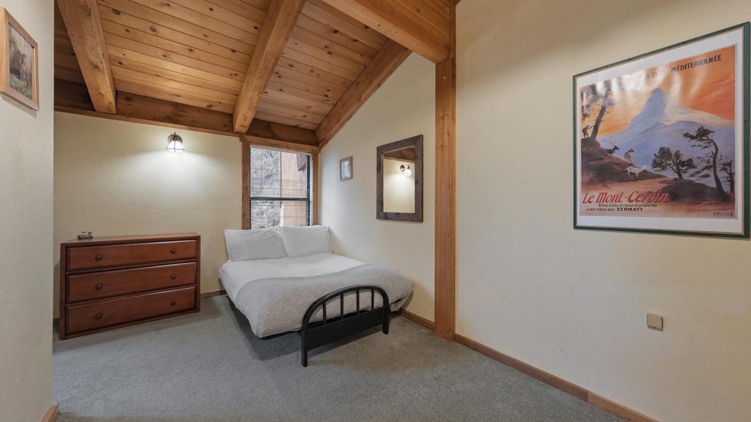 Cozy Donner Lake Cabin w Kayaks Forest Views Fireplace Quick Ski Resort Access Donner Lake Refuge by AvantStay