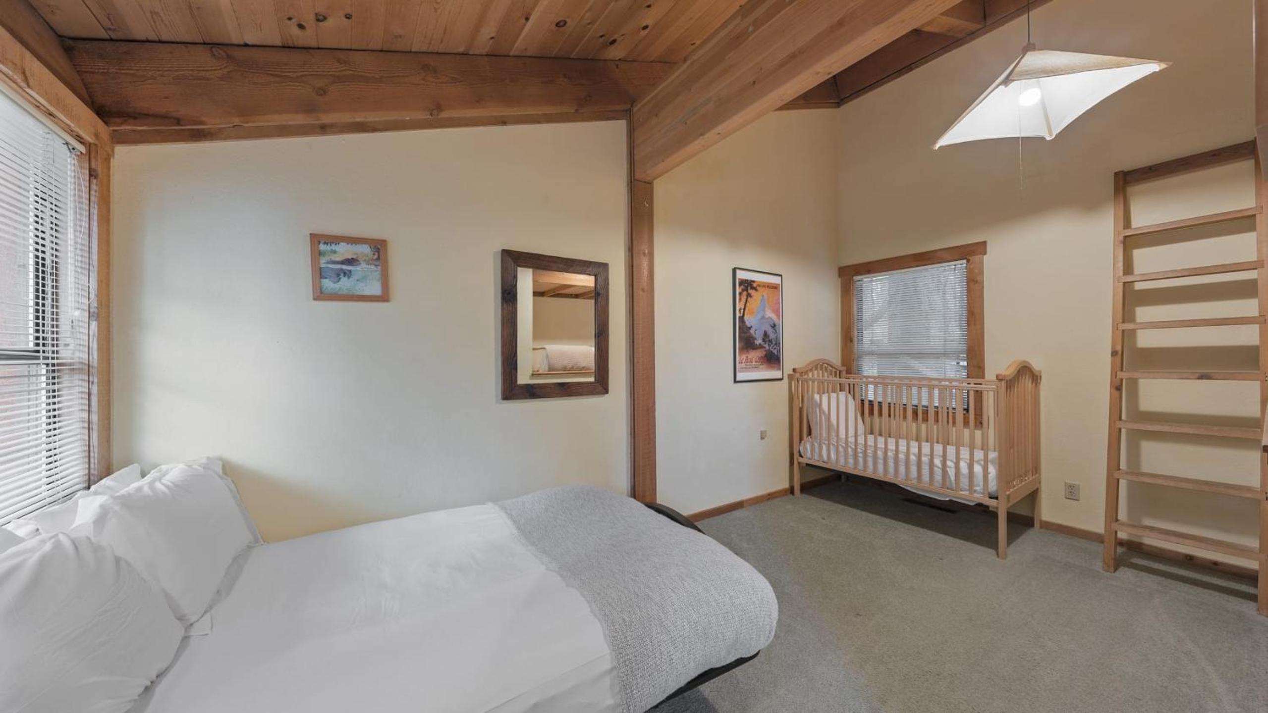 Cozy Donner Lake Cabin w Kayaks Forest Views Fireplace Quick Ski Resort Access Donner Lake Refuge by AvantStay
