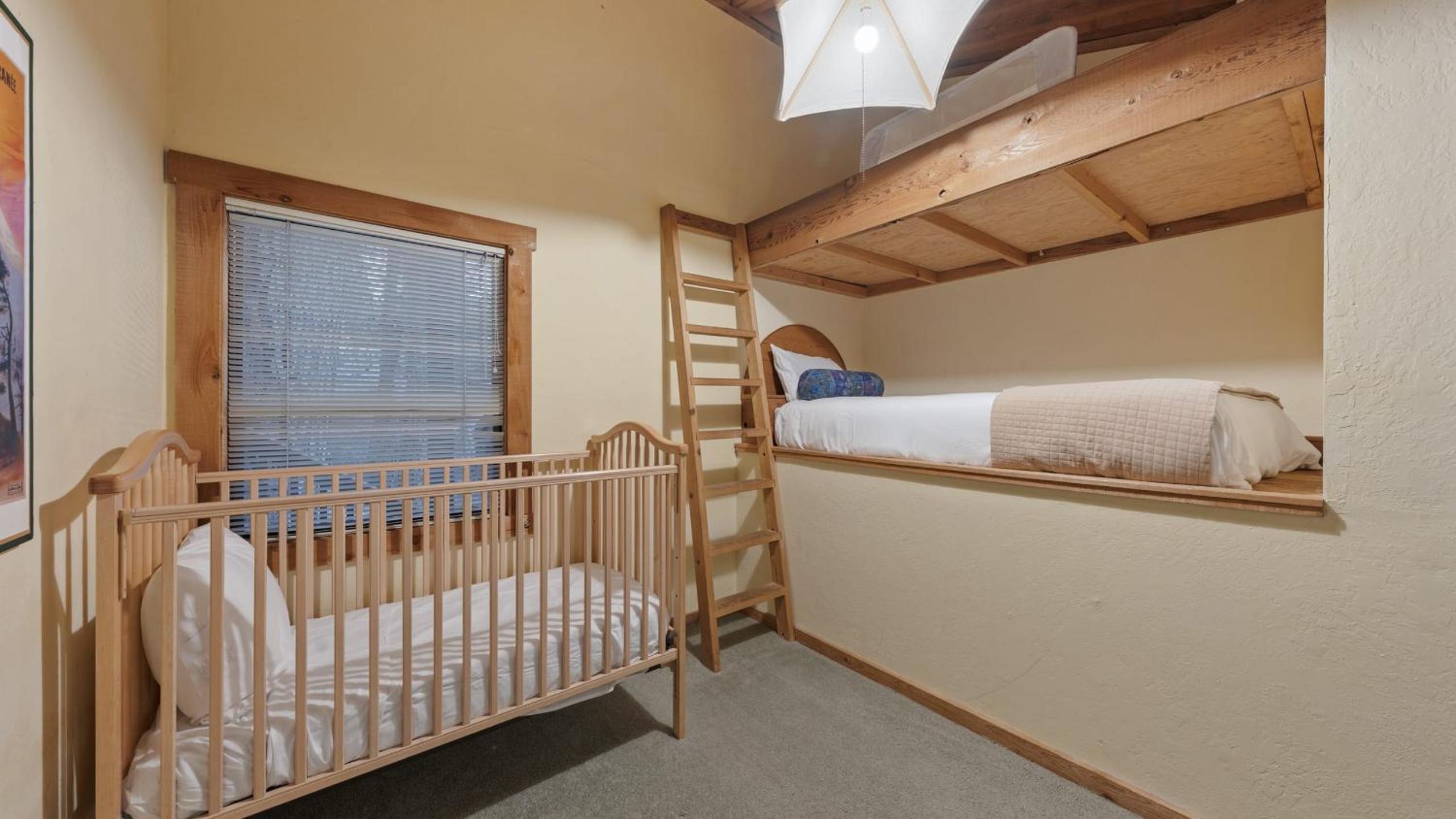 Cozy Donner Lake Cabin w Kayaks Forest Views Fireplace Quick Ski Resort Access Donner Lake Refuge by AvantStay