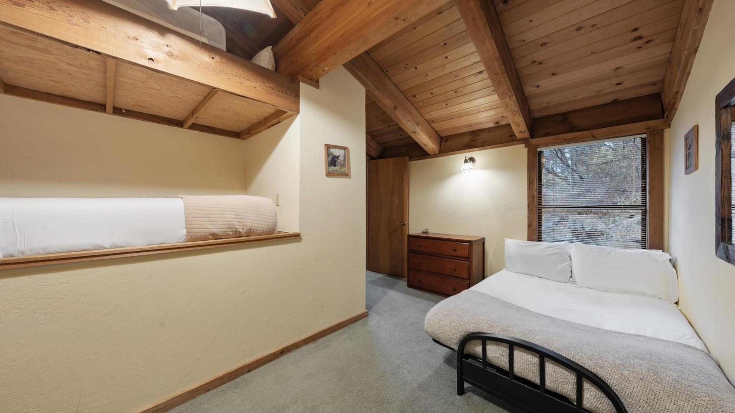 Cozy Donner Lake Cabin w Kayaks Forest Views Fireplace Quick Ski Resort Access Donner Lake Refuge by AvantStay