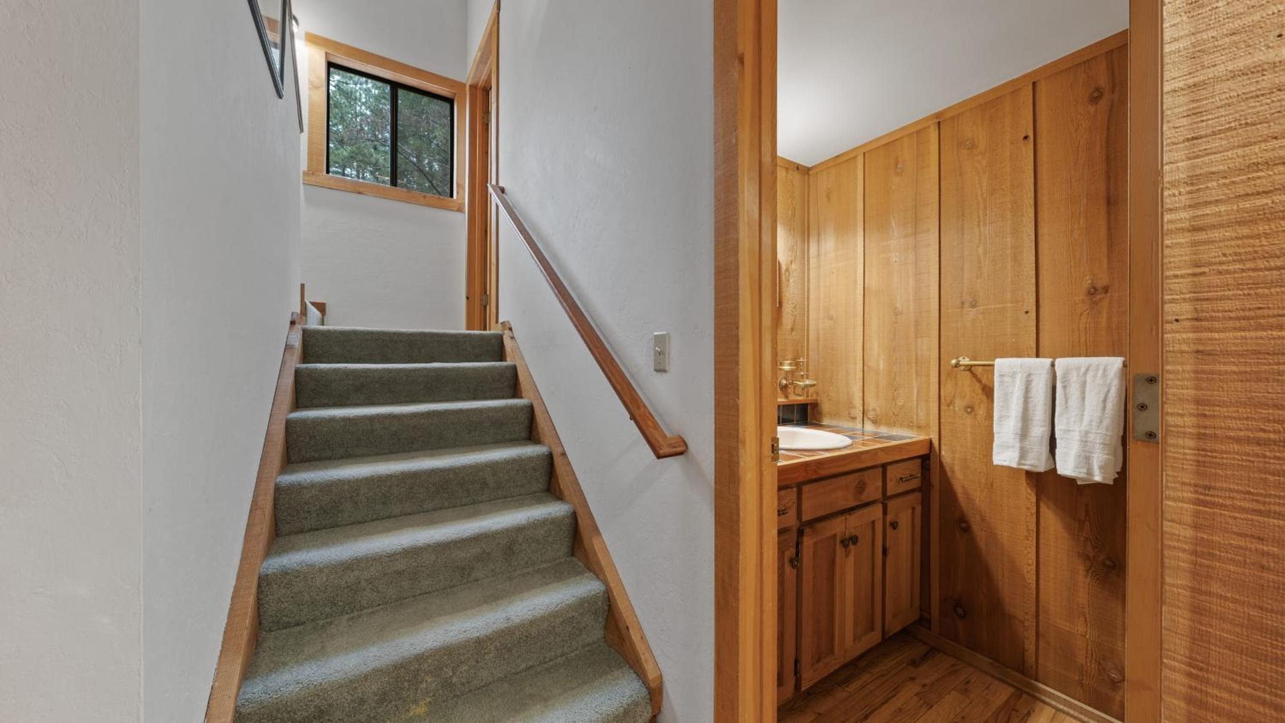 Cozy Donner Lake Cabin w Kayaks Forest Views Fireplace Quick Ski Resort Access Donner Lake Refuge by AvantStay
