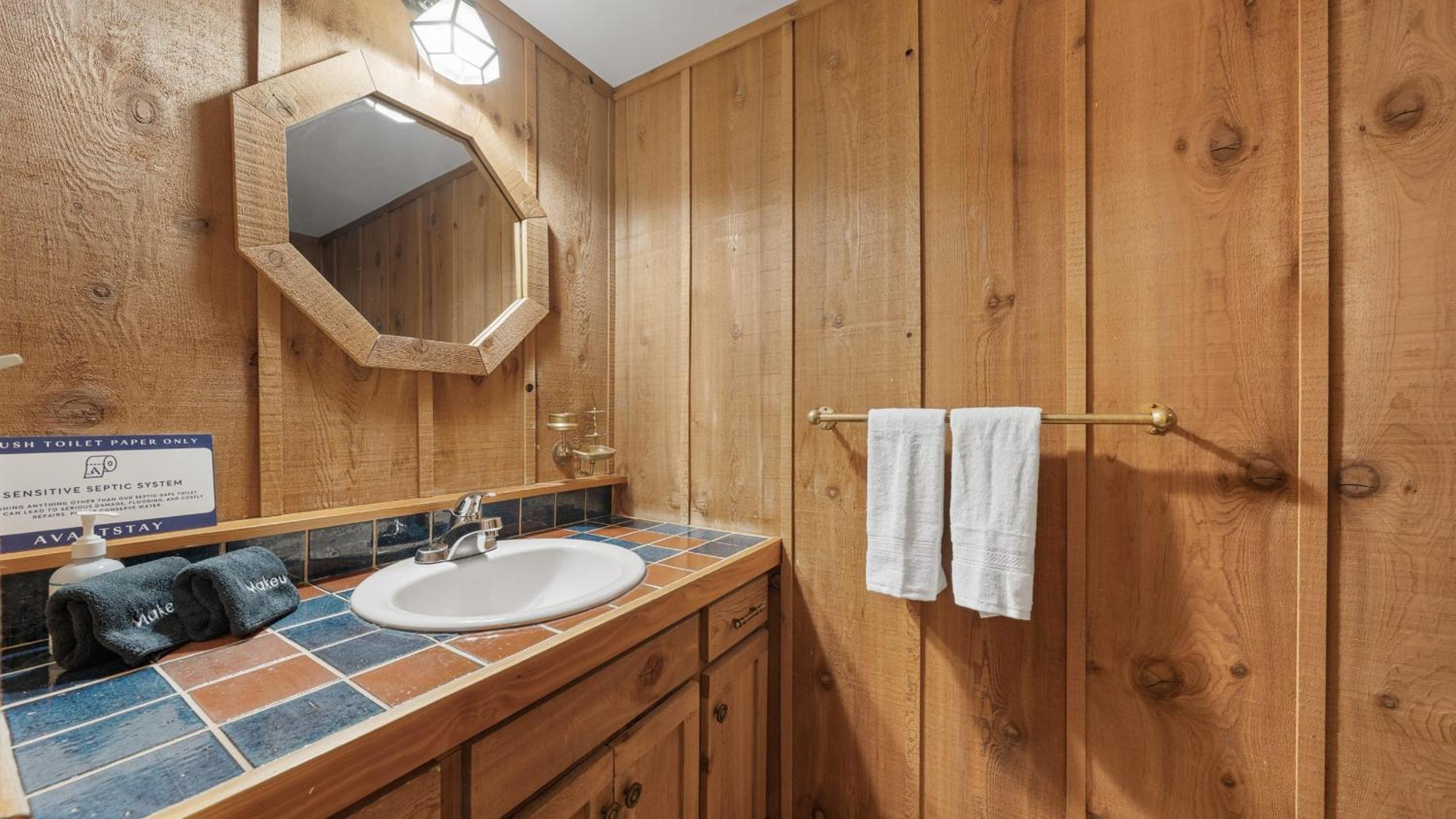 Cozy Donner Lake Cabin w Kayaks Forest Views Fireplace Quick Ski Resort Access Donner Lake Refuge by AvantStay