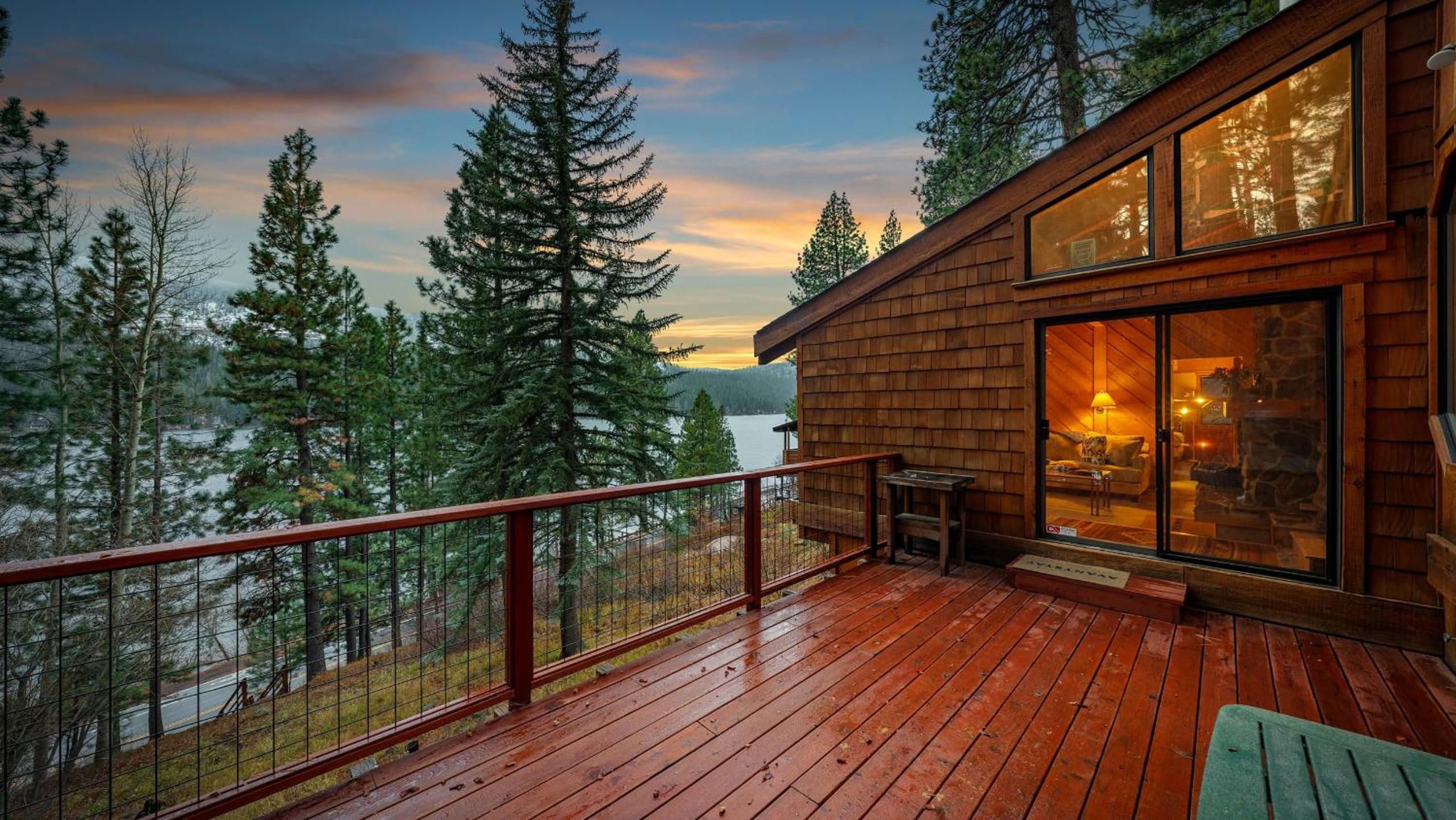 Cozy Donner Lake Cabin w Kayaks Forest Views Fireplace Quick Ski Resort Access Donner Lake Refuge by AvantStay